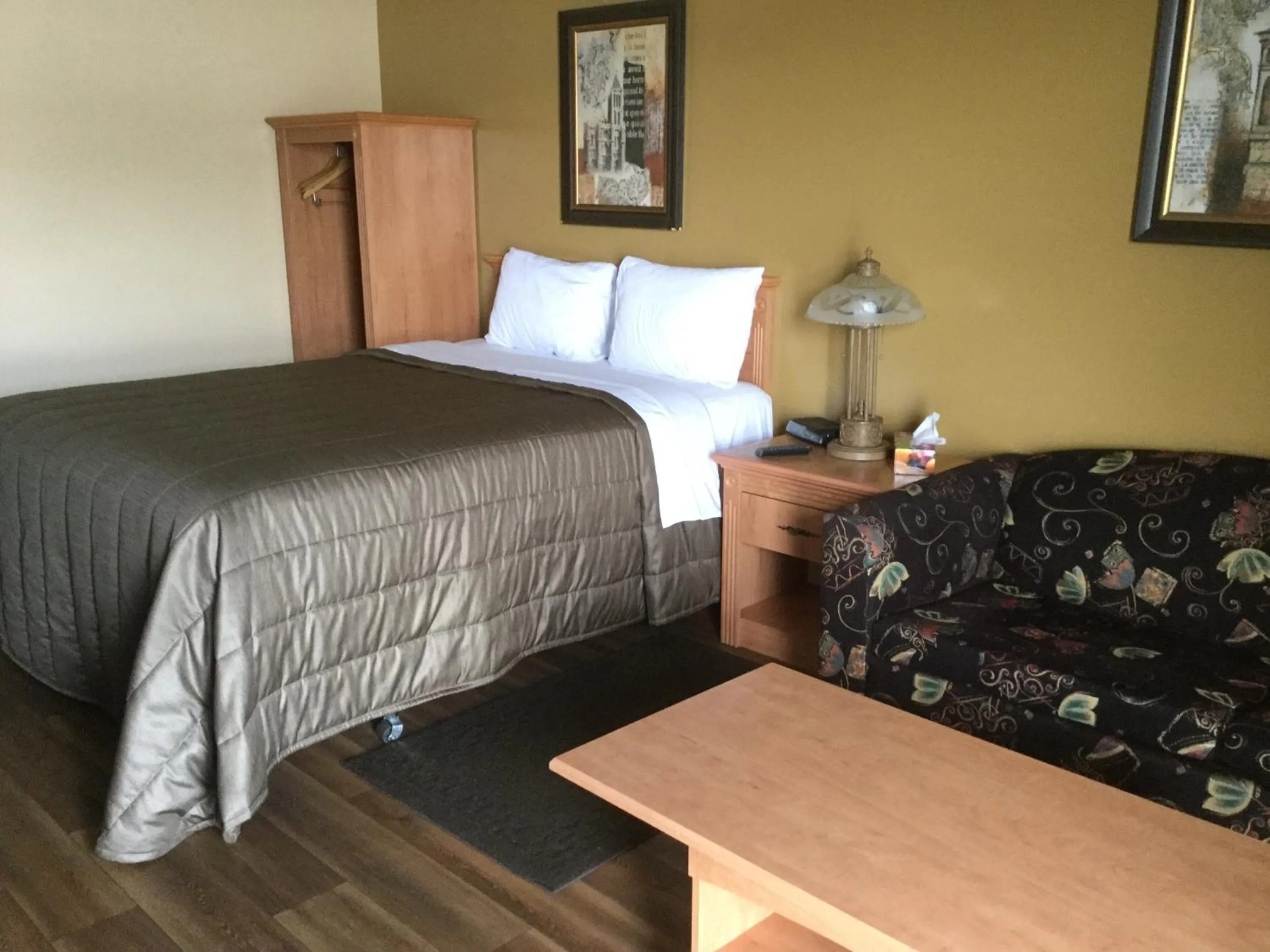 Bed in Hotel Motel Hospitalité