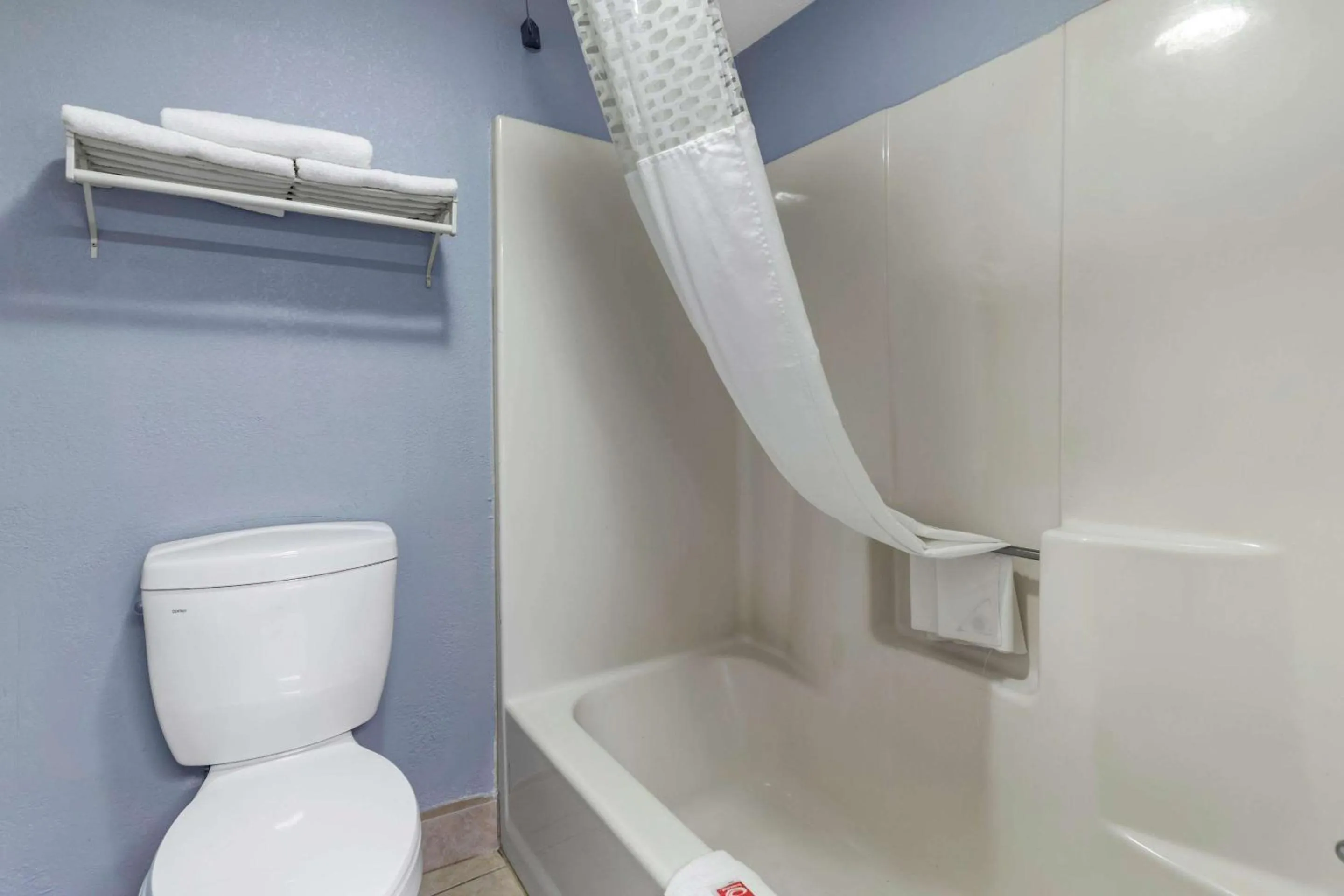 Bathroom in Econolodge Junction