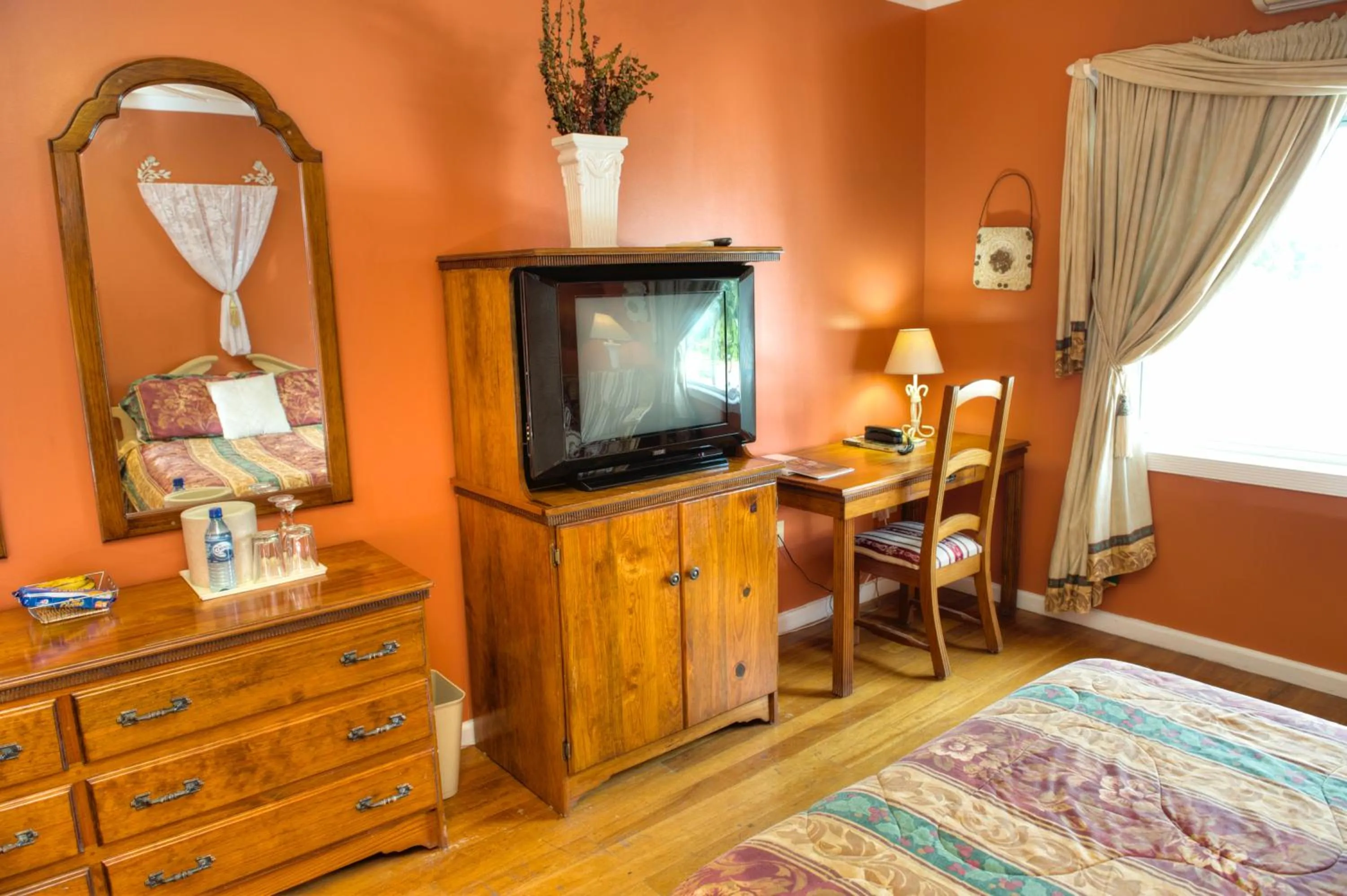 Photo of the whole room, Bed in The Great House Inn