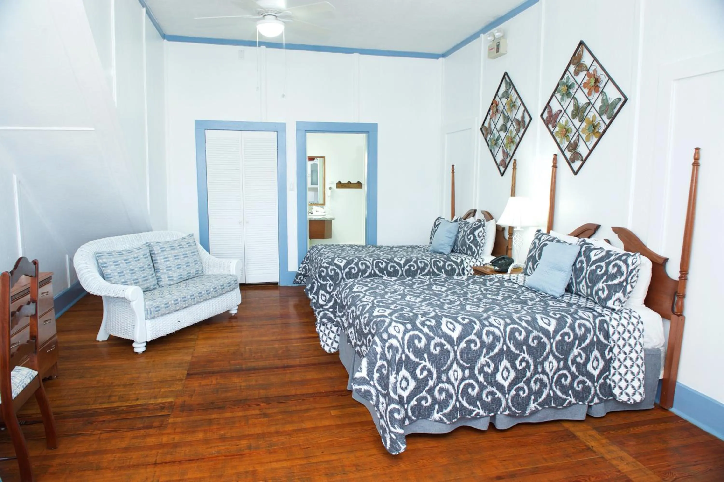 Photo of the whole room, Bed in The Great House Inn