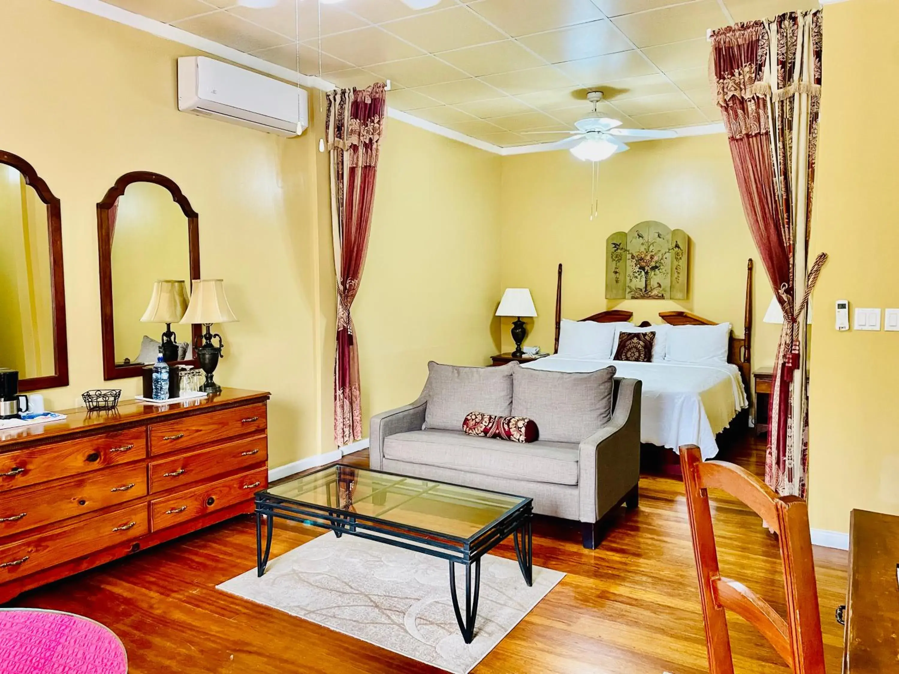 Deluxe King Room in The Great House Inn Deluxe King Room in The Great House Inn