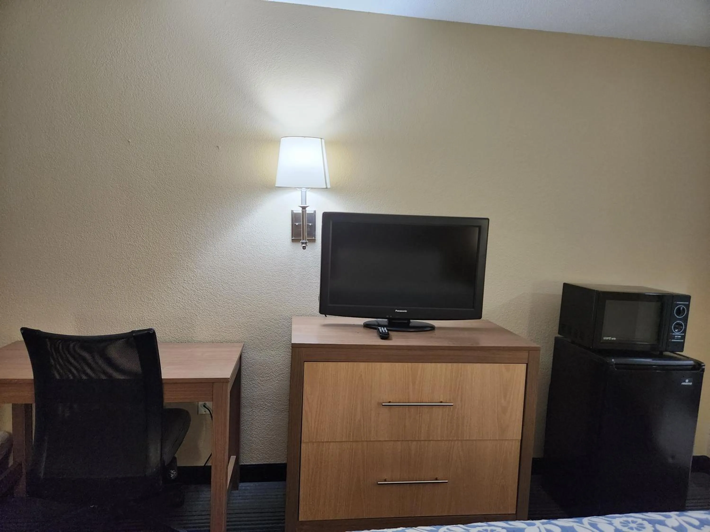 TV and multimedia in Budget Host Inn