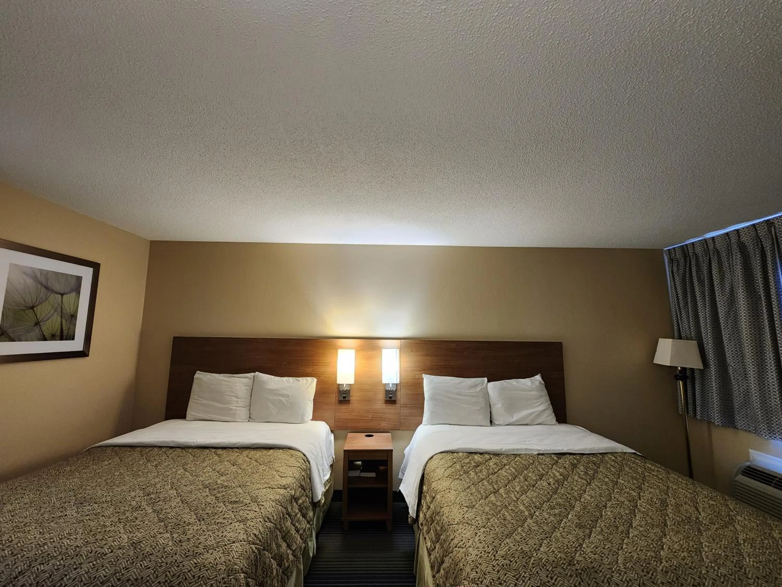 Bed in Budget Host Inn