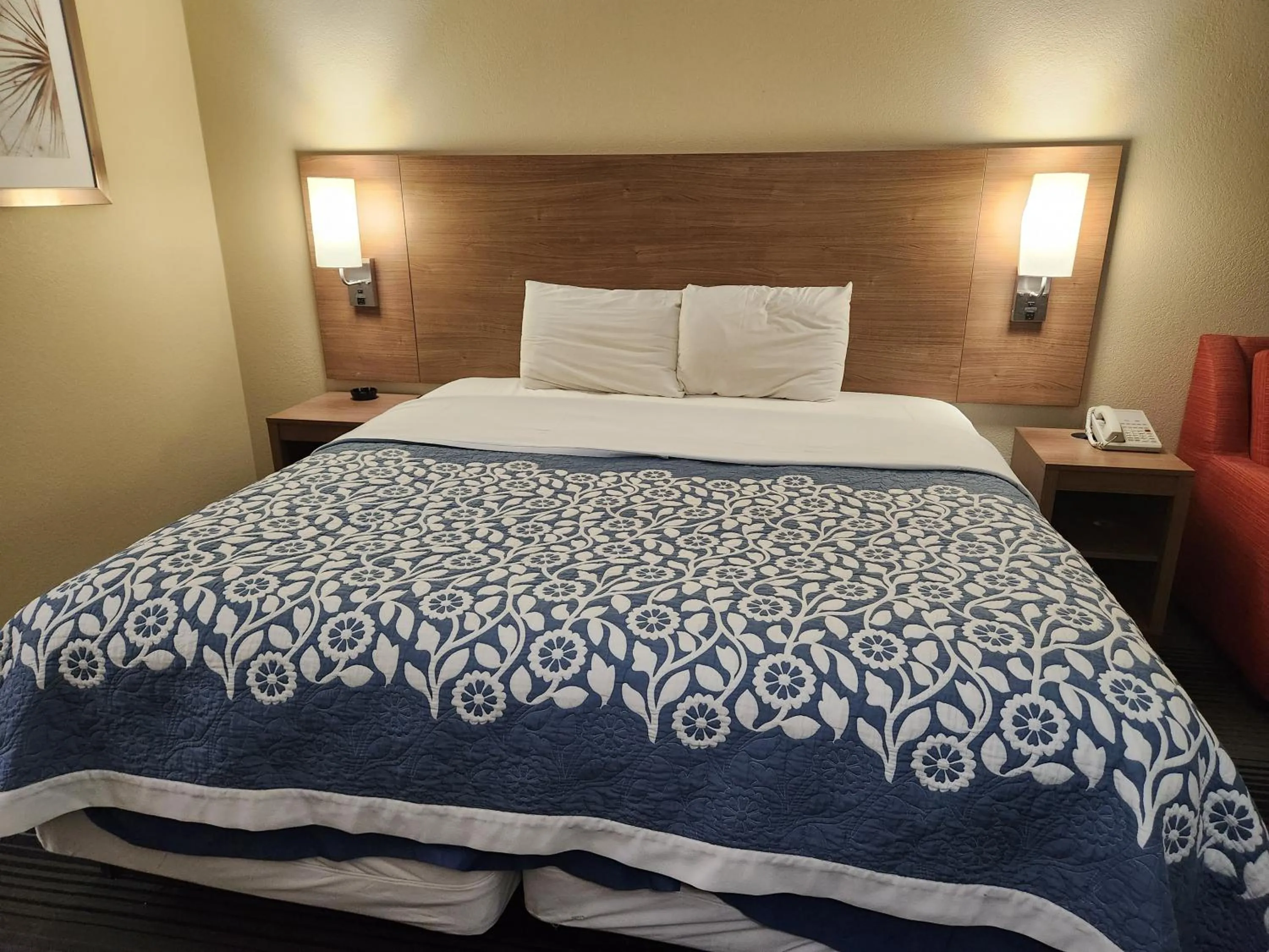 Bed in Budget Host Inn