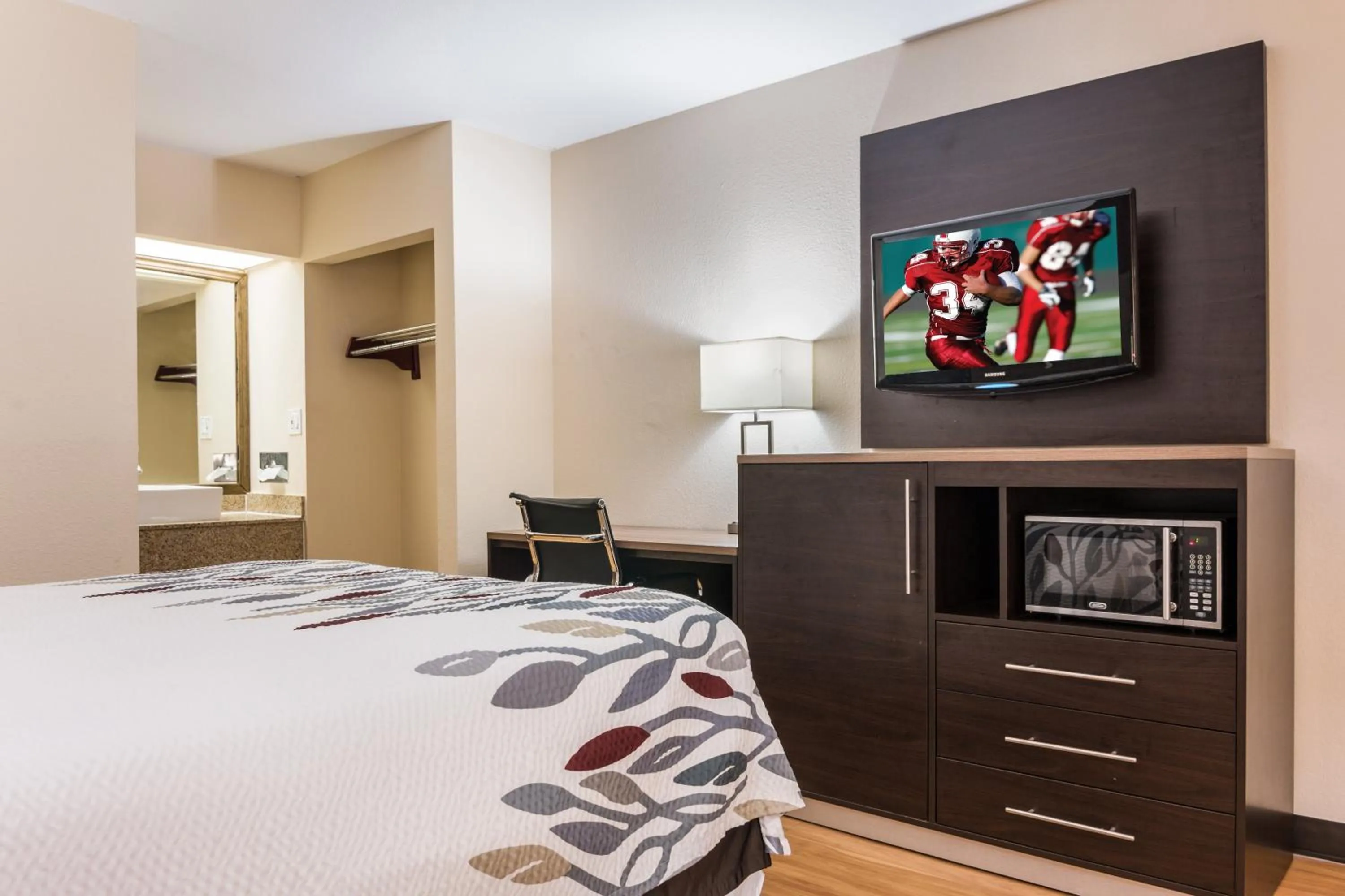 Photo of the whole room, Bed in Red Roof Inn Texarkana