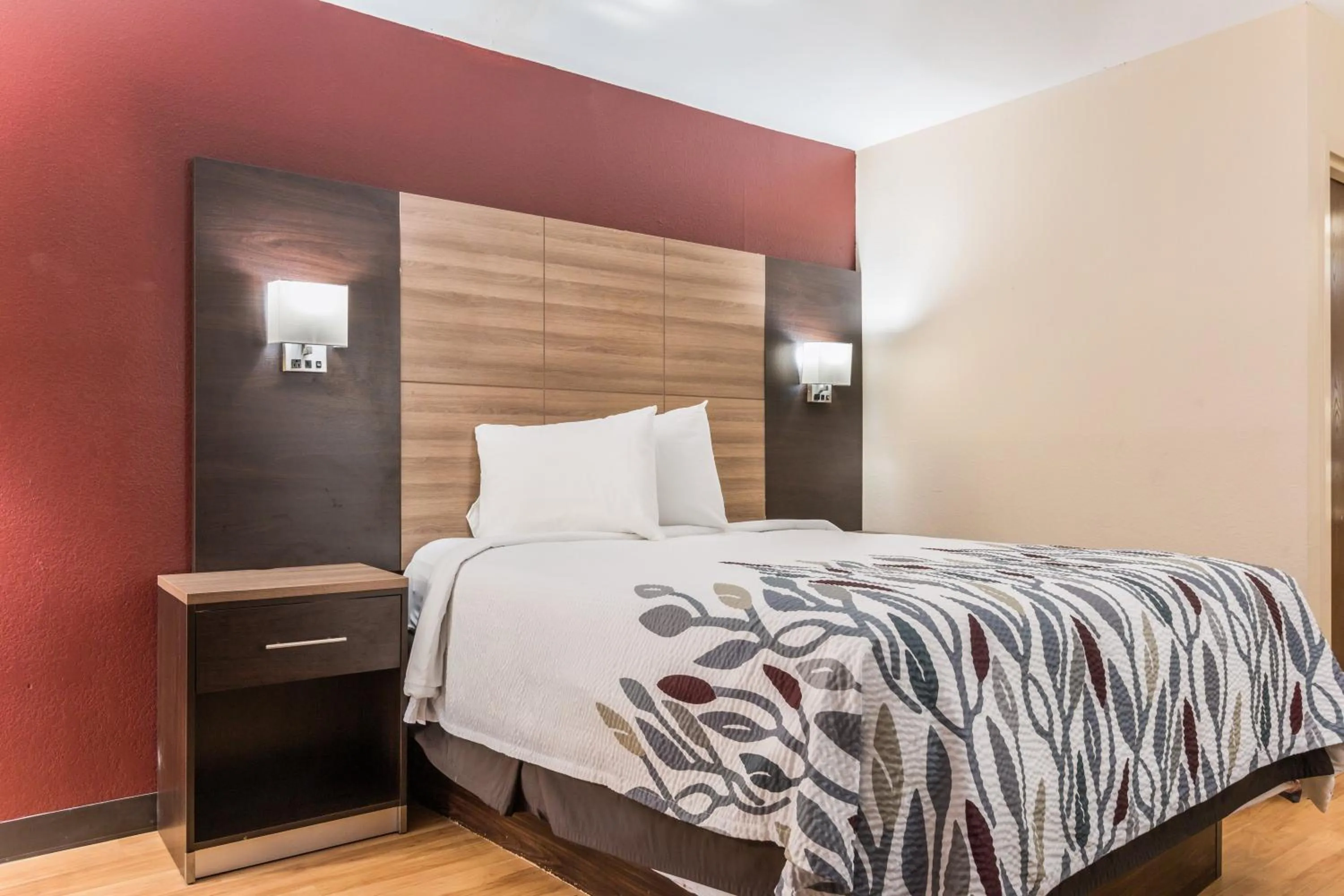 Photo of the whole room, Bed in Red Roof Inn Texarkana