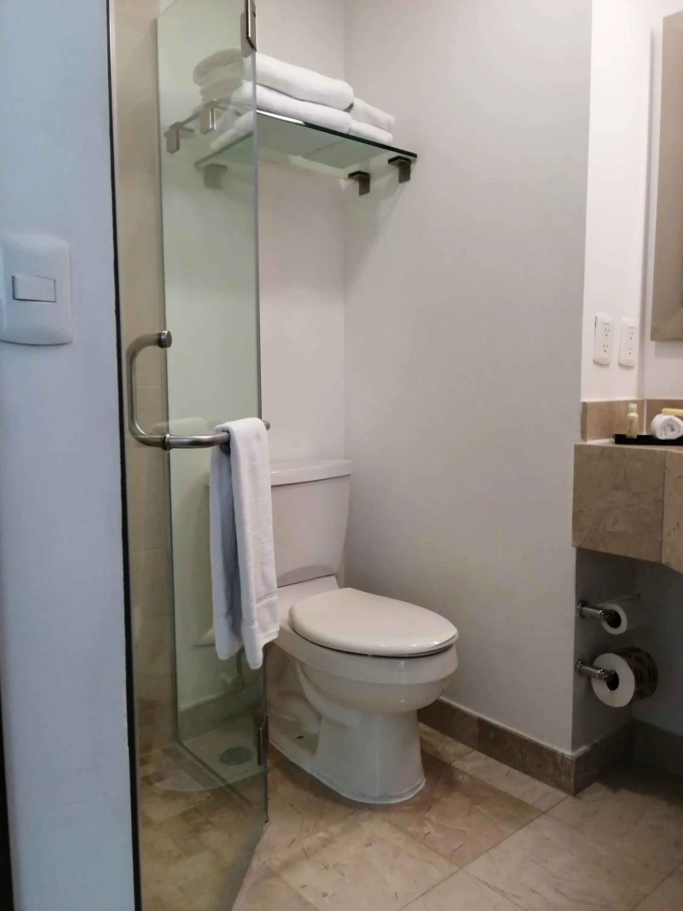 Bathroom in La Quinta by Wyndham Puebla Palmas Angelopolis