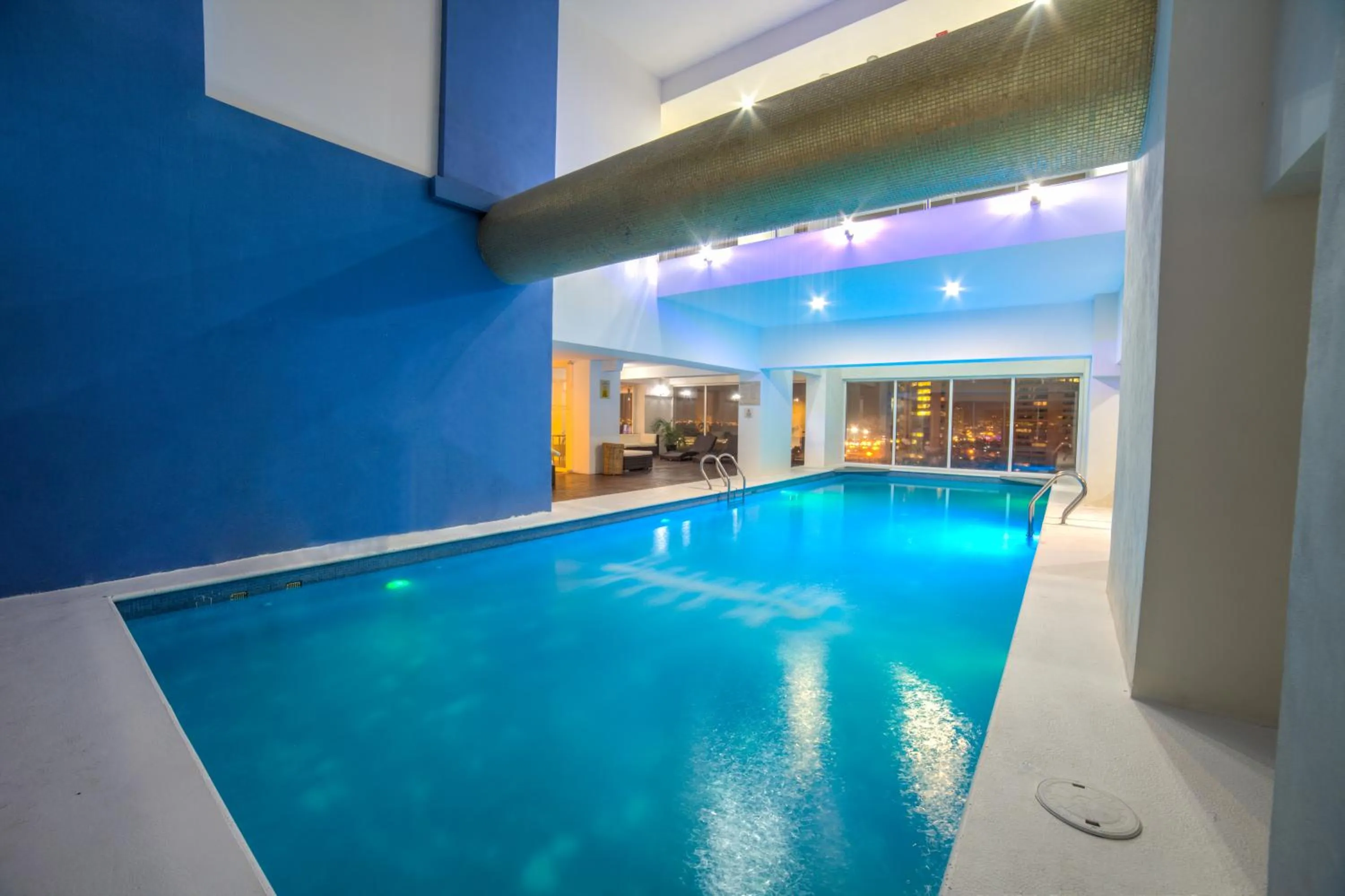 Swimming pool in La Quinta by Wyndham Puebla Palmas Angelopolis