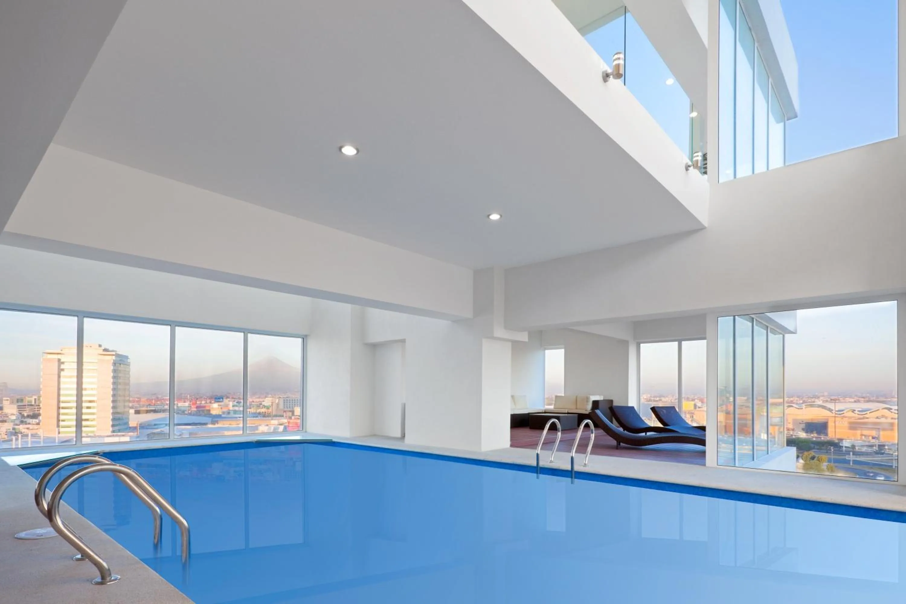 Swimming pool in La Quinta by Wyndham Puebla Palmas Angelopolis