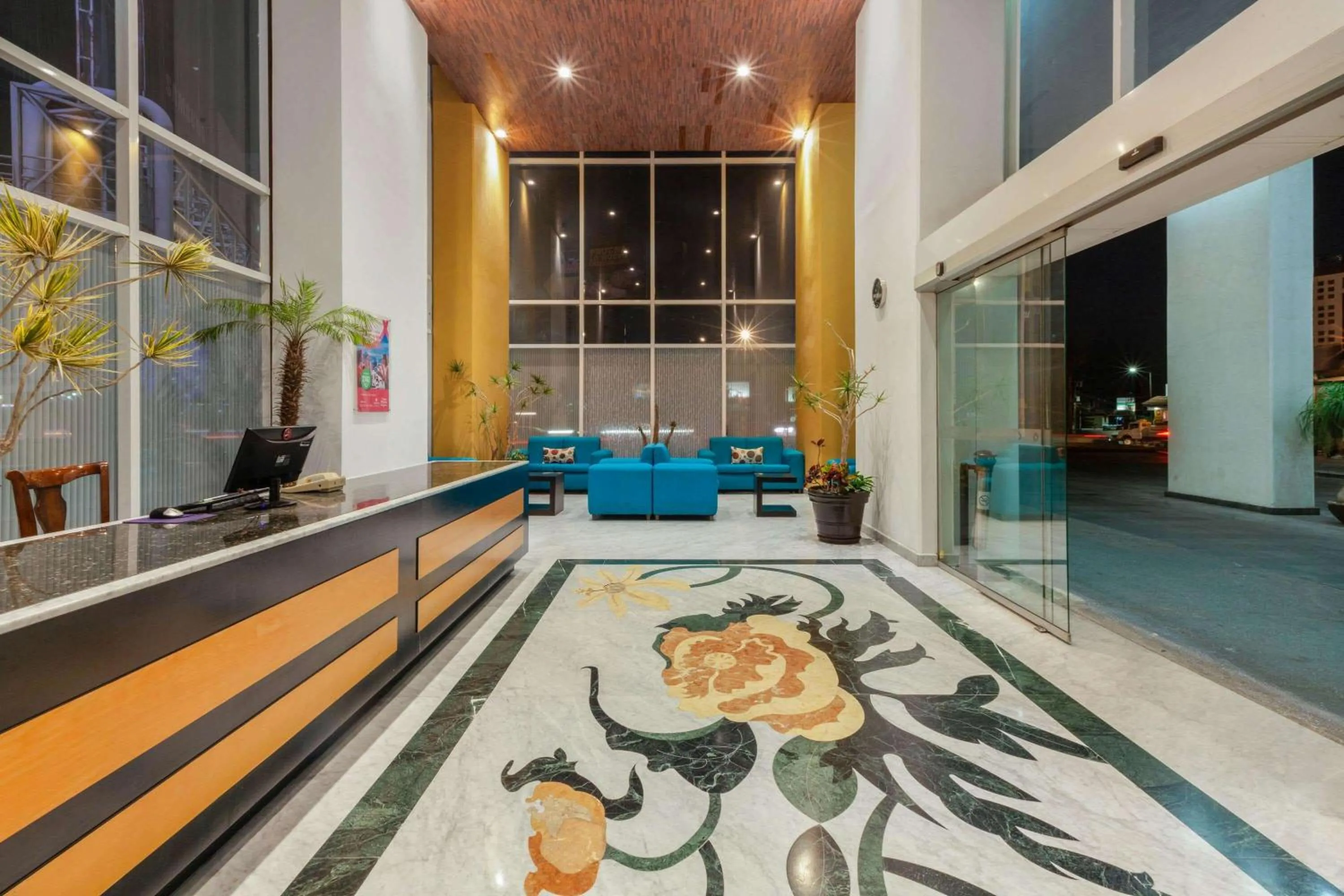Lobby or reception in La Quinta by Wyndham Puebla Palmas Angelopolis