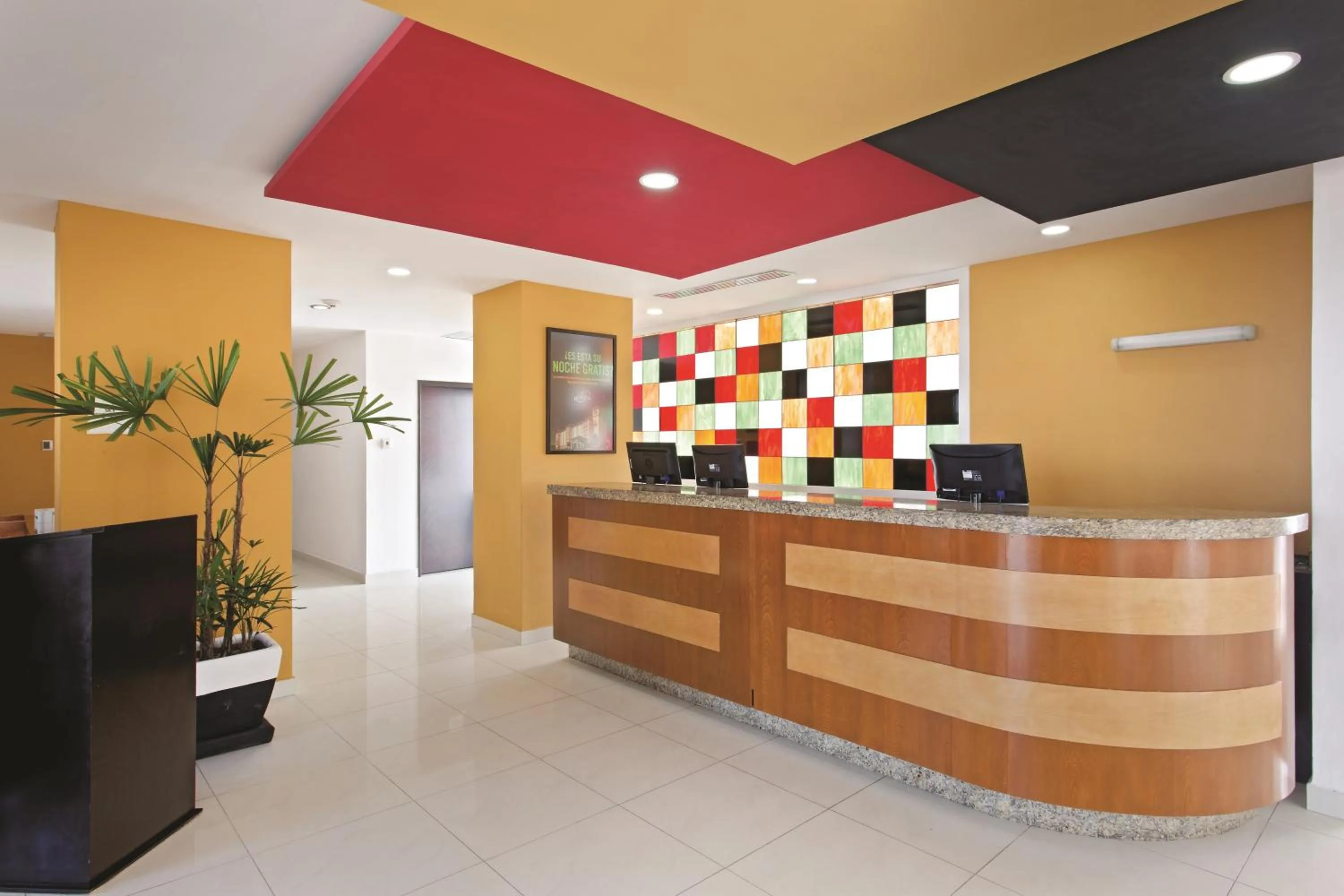 Lobby or reception in La Quinta by Wyndham Puebla Palmas Angelopolis