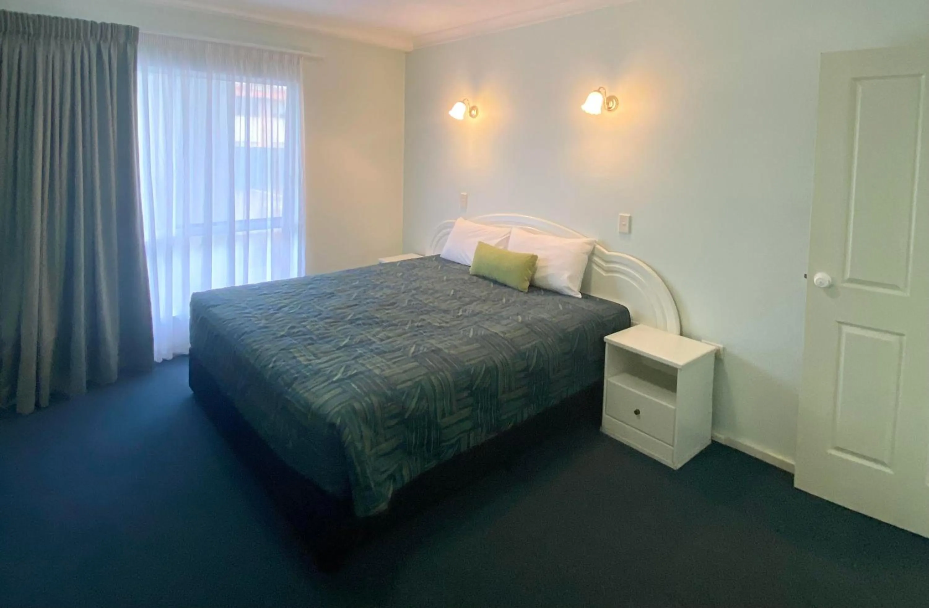 Bedroom, Bed in Runaway Bay Motor Inn