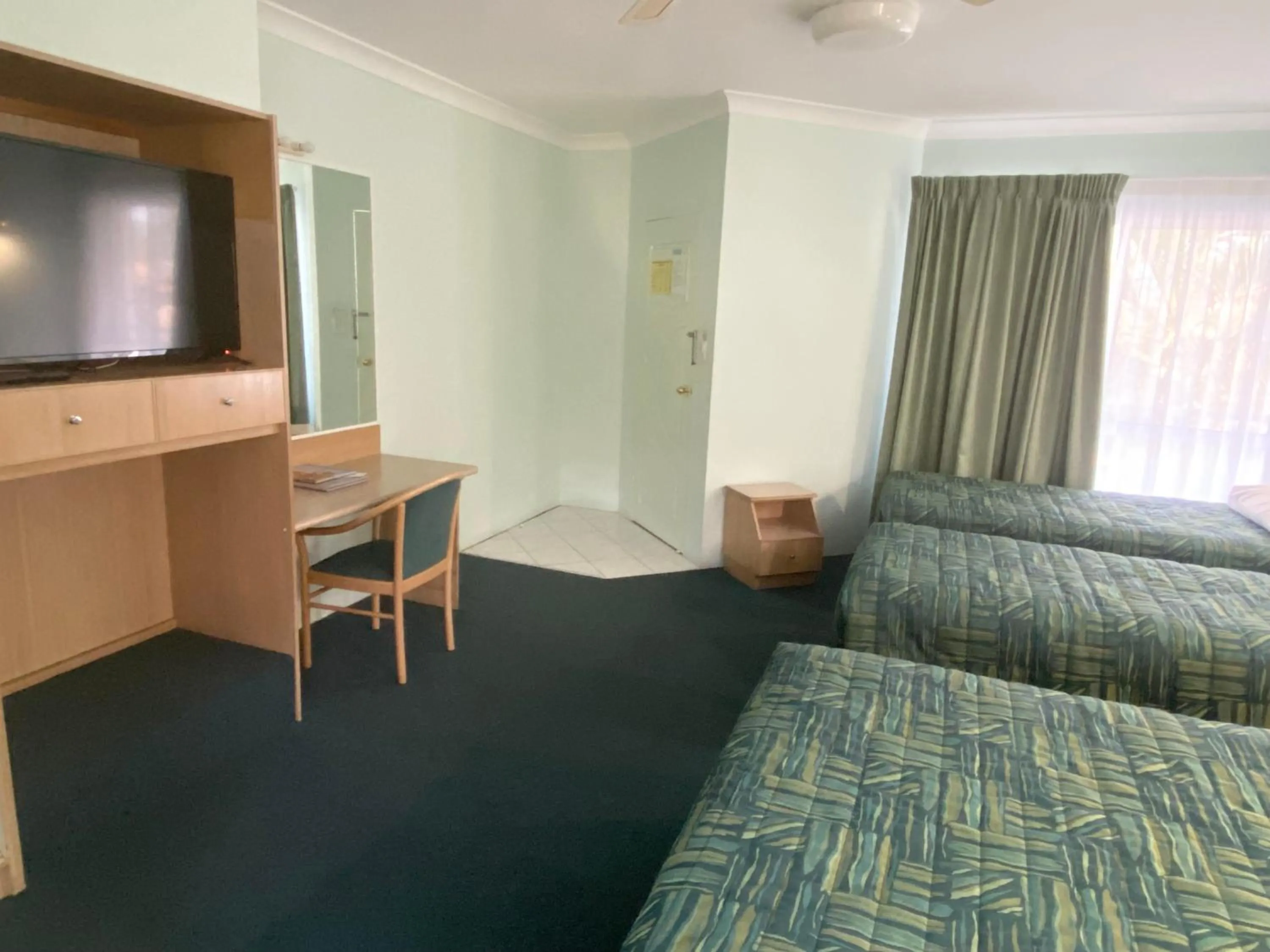 Photo of the whole room, Bed in Runaway Bay Motor Inn