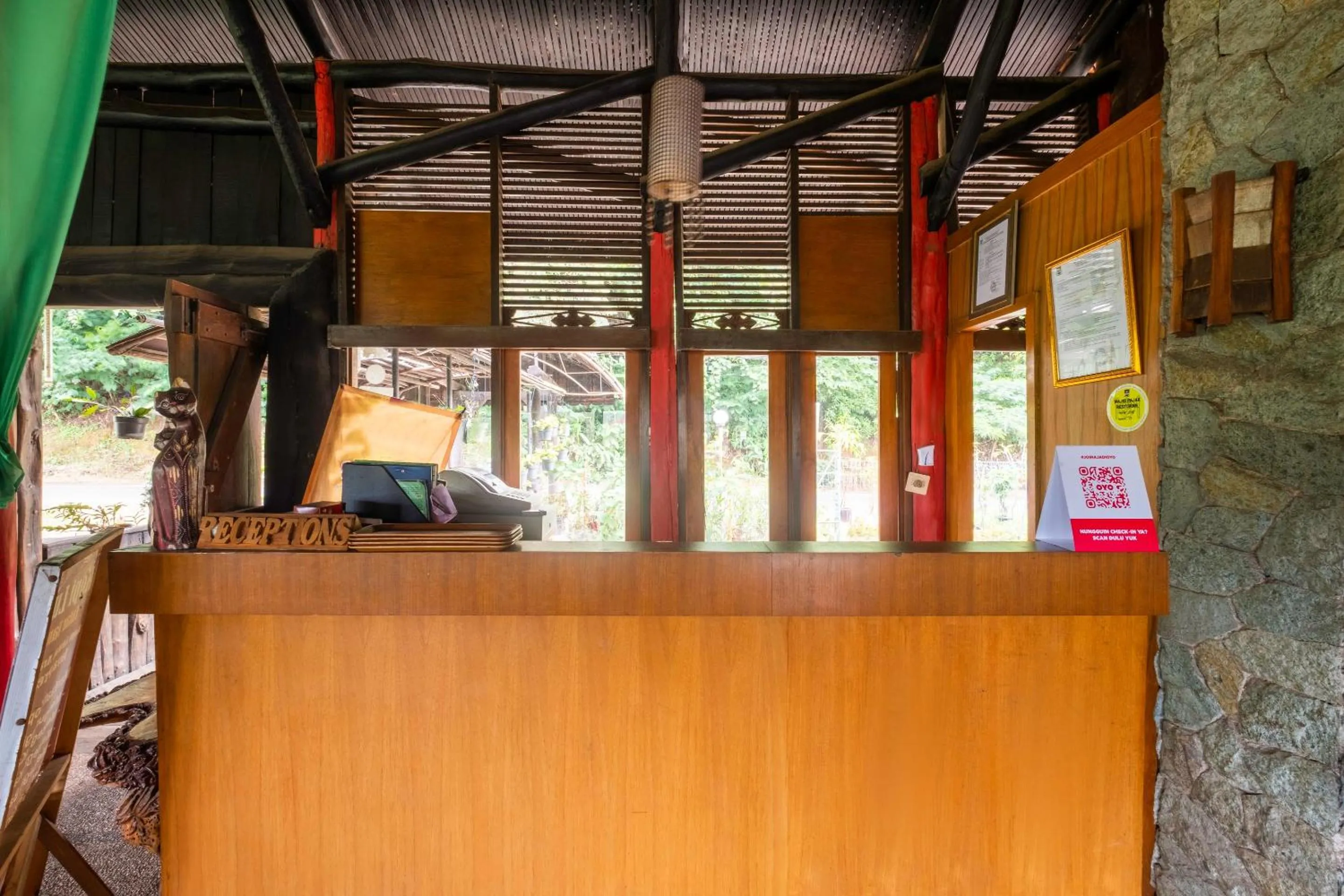 Lobby or reception in Capital O 2640 Cottage GS Rumah Kayu Syariah