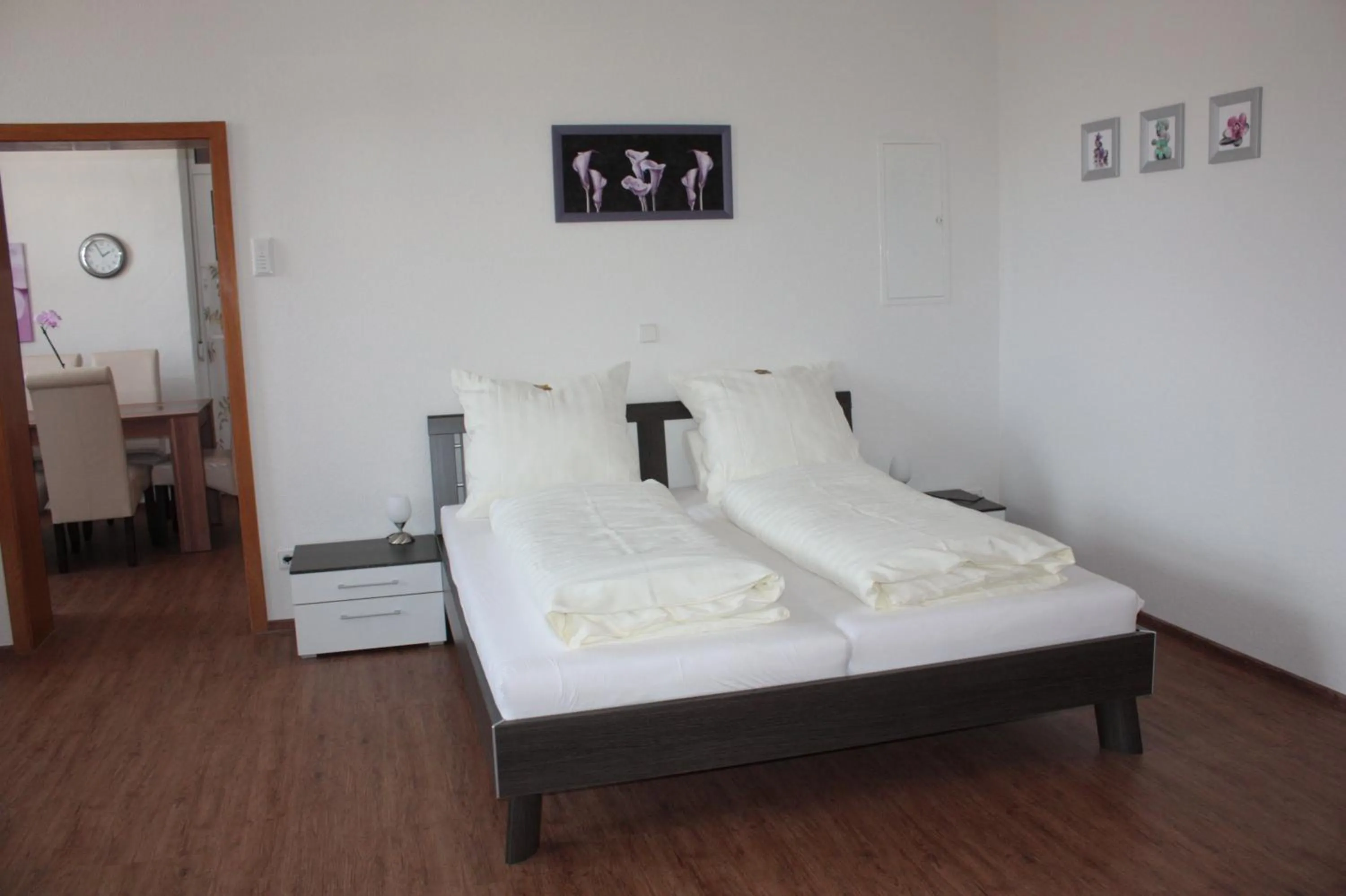 Photo of the whole room, Bed in Thai Tawan