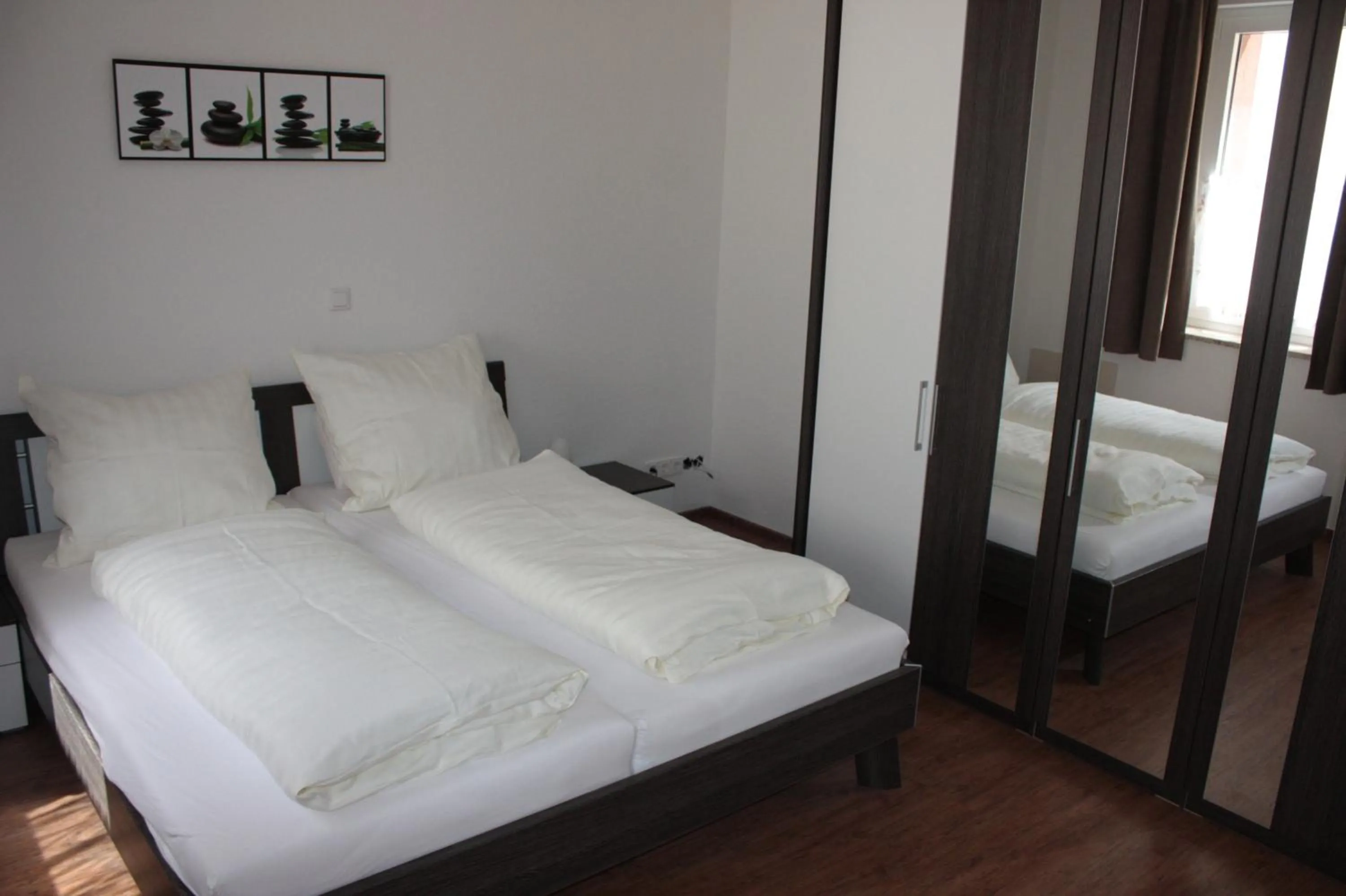 Photo of the whole room, Bed in Thai Tawan