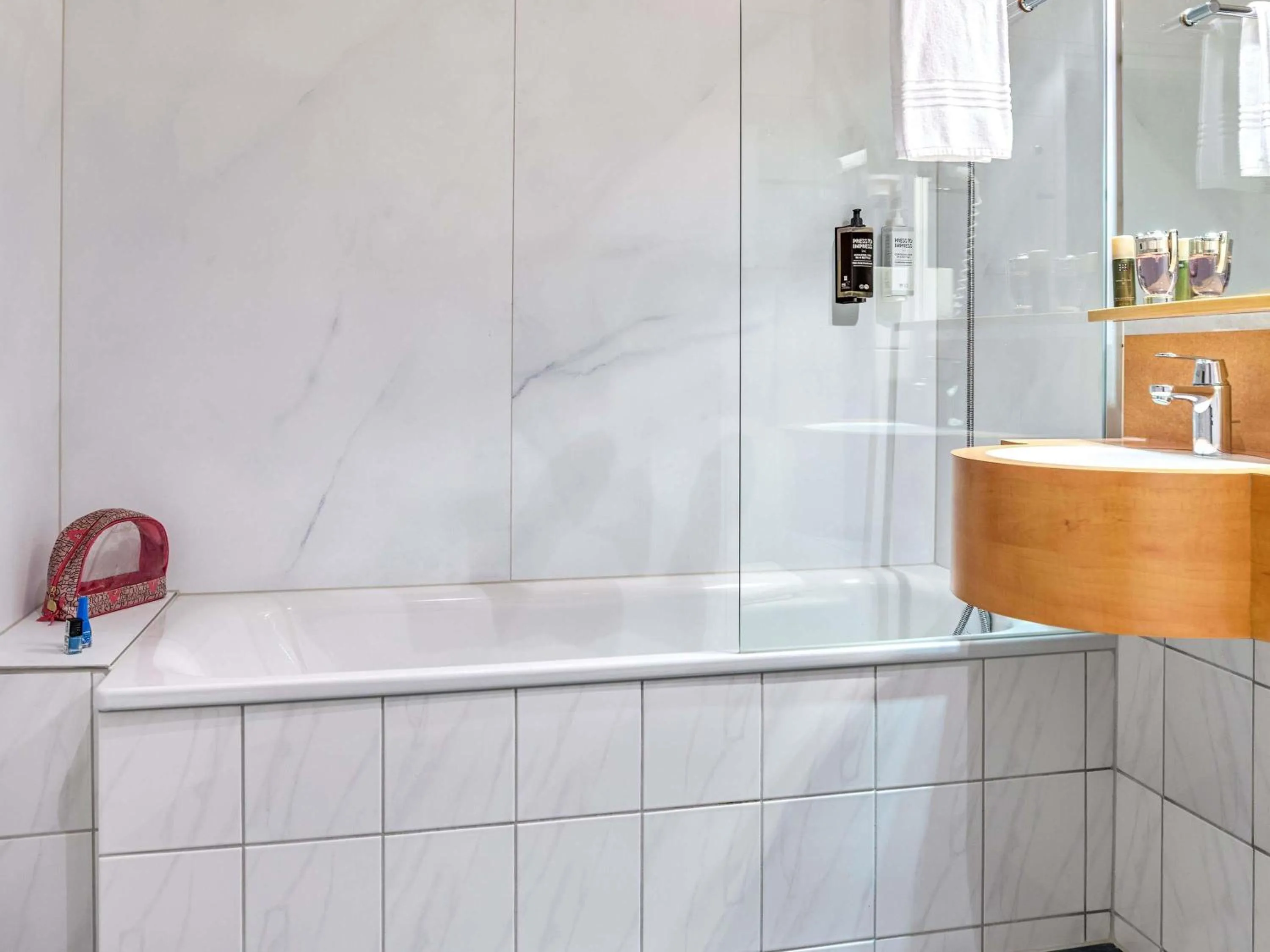 Bedroom in ibis Styles Luzern