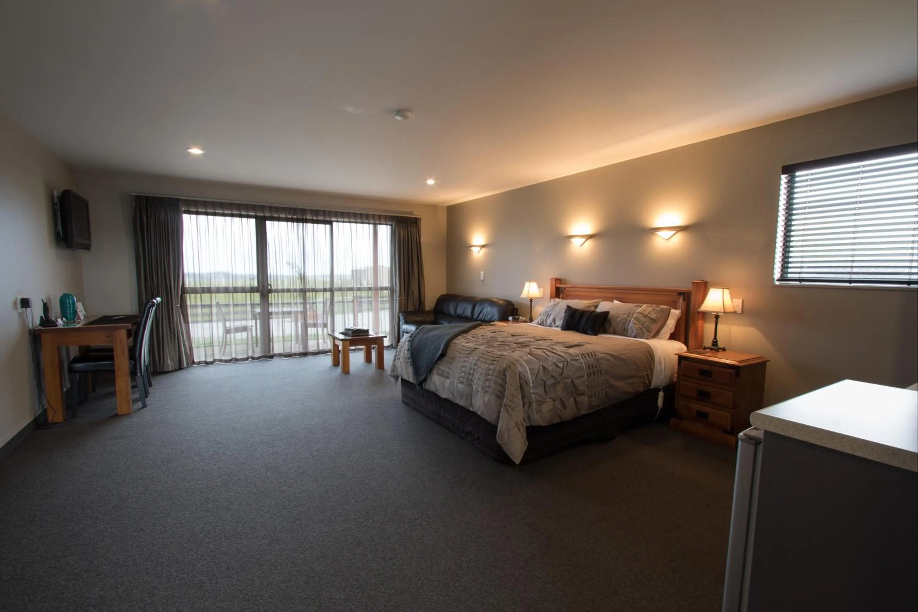 Seating area, Bed in Stations Inn