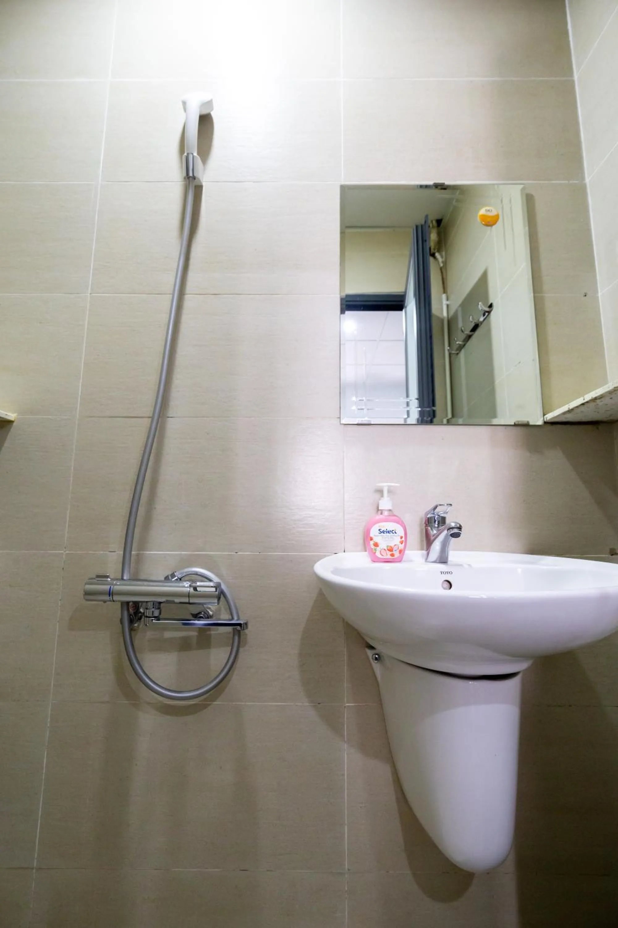 Shower in Cola's Homestay