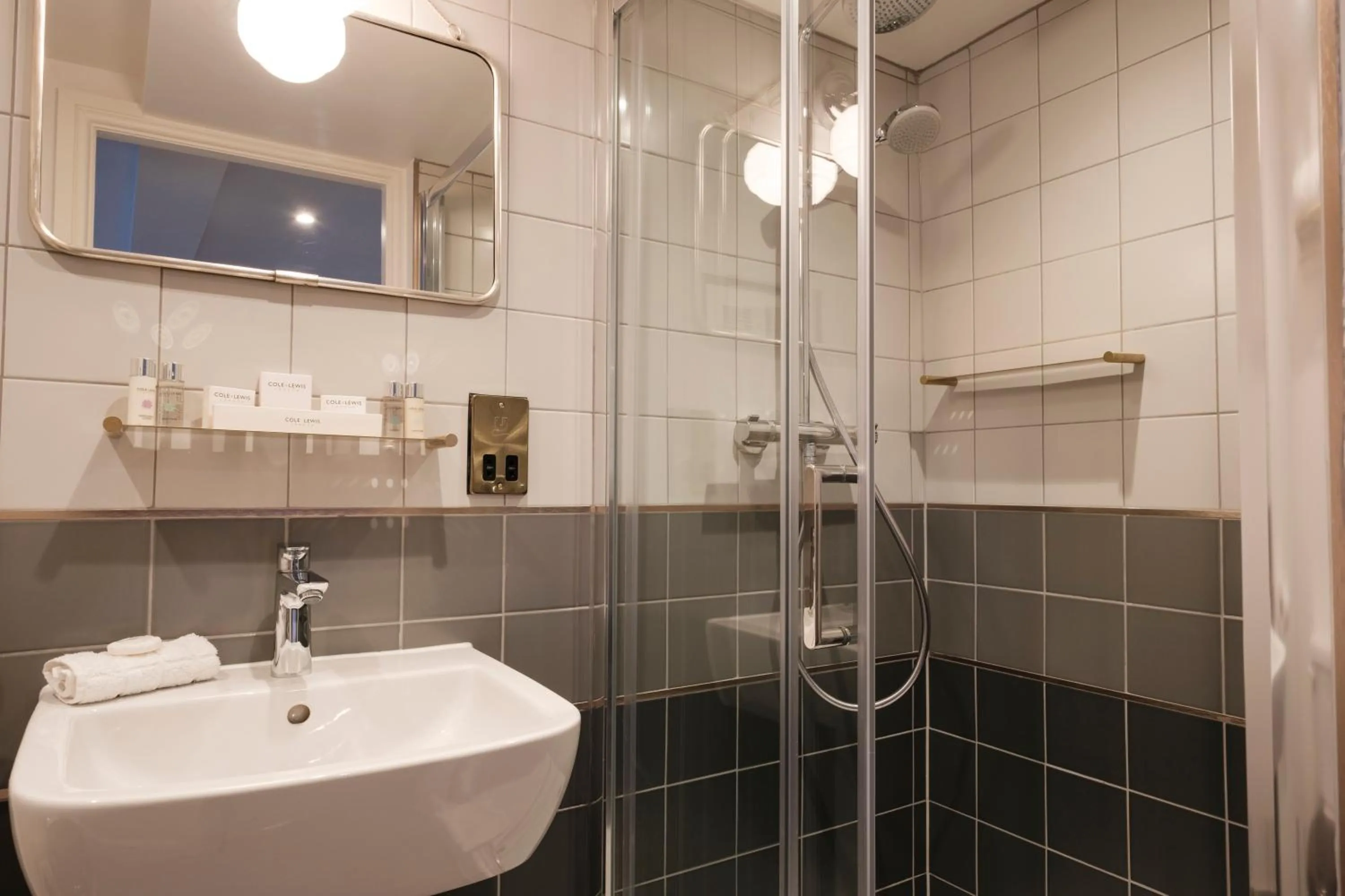 Shower in The White Star Tavern