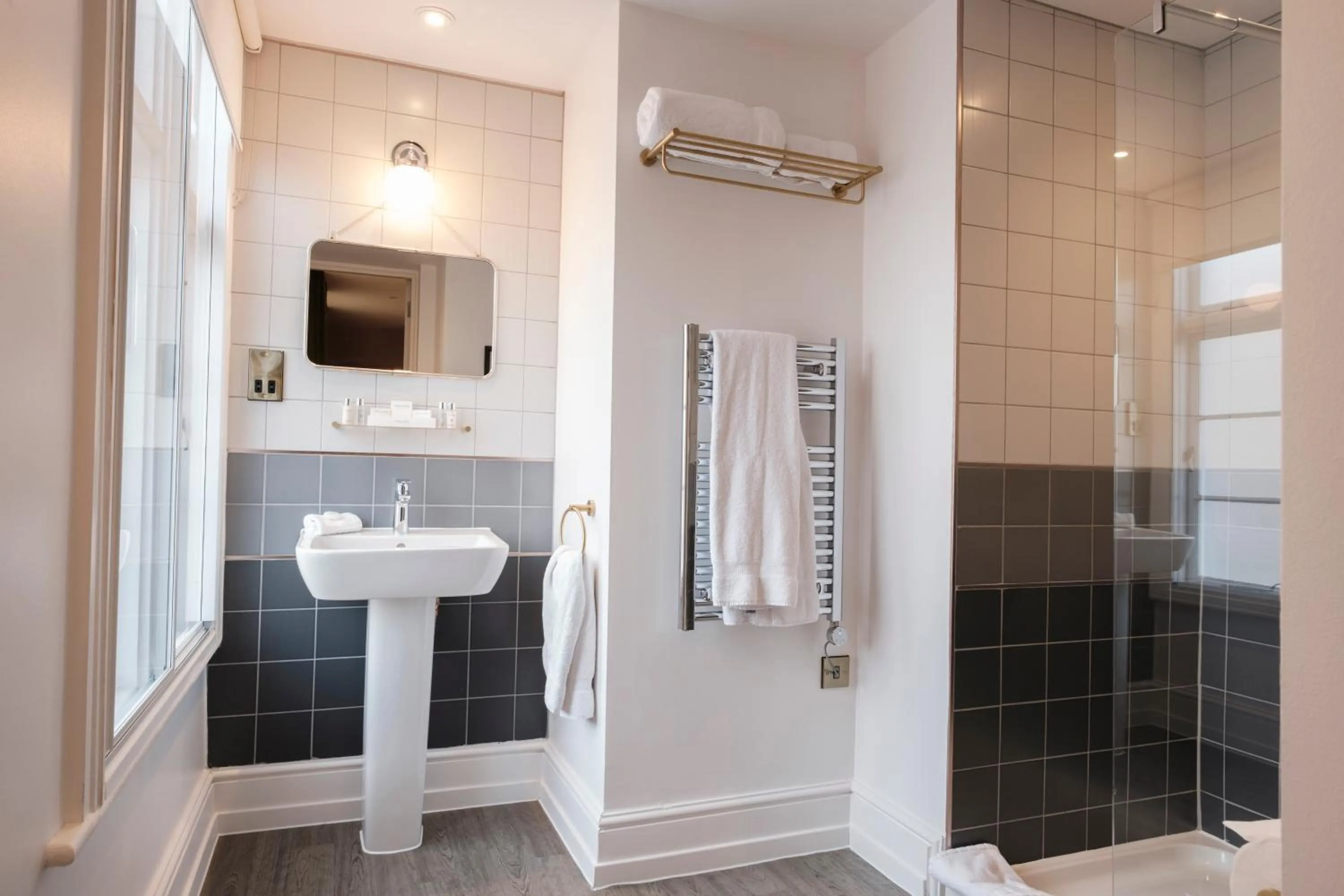 Shower in The White Star Tavern