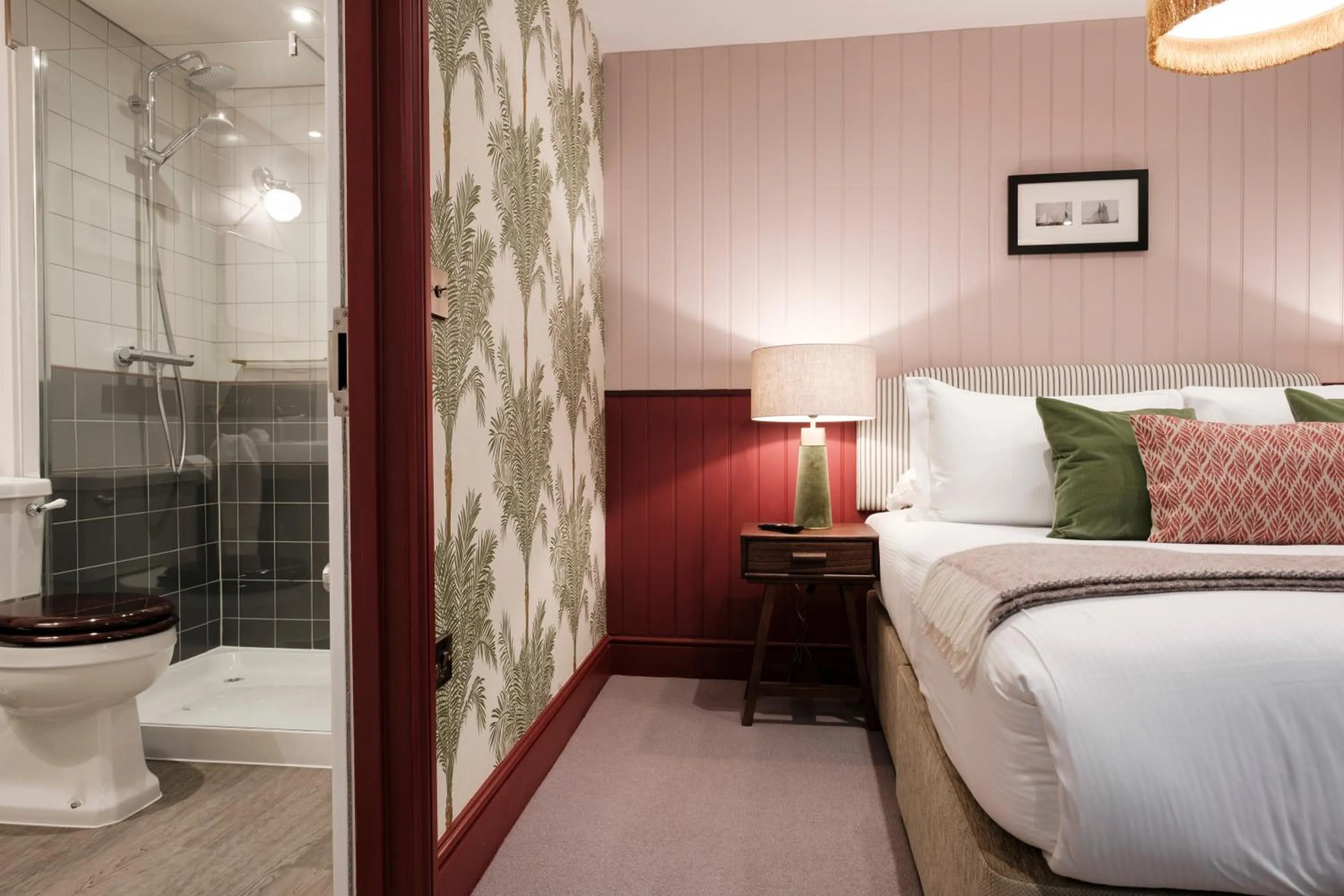 Toilet, Bed in The White Star Tavern