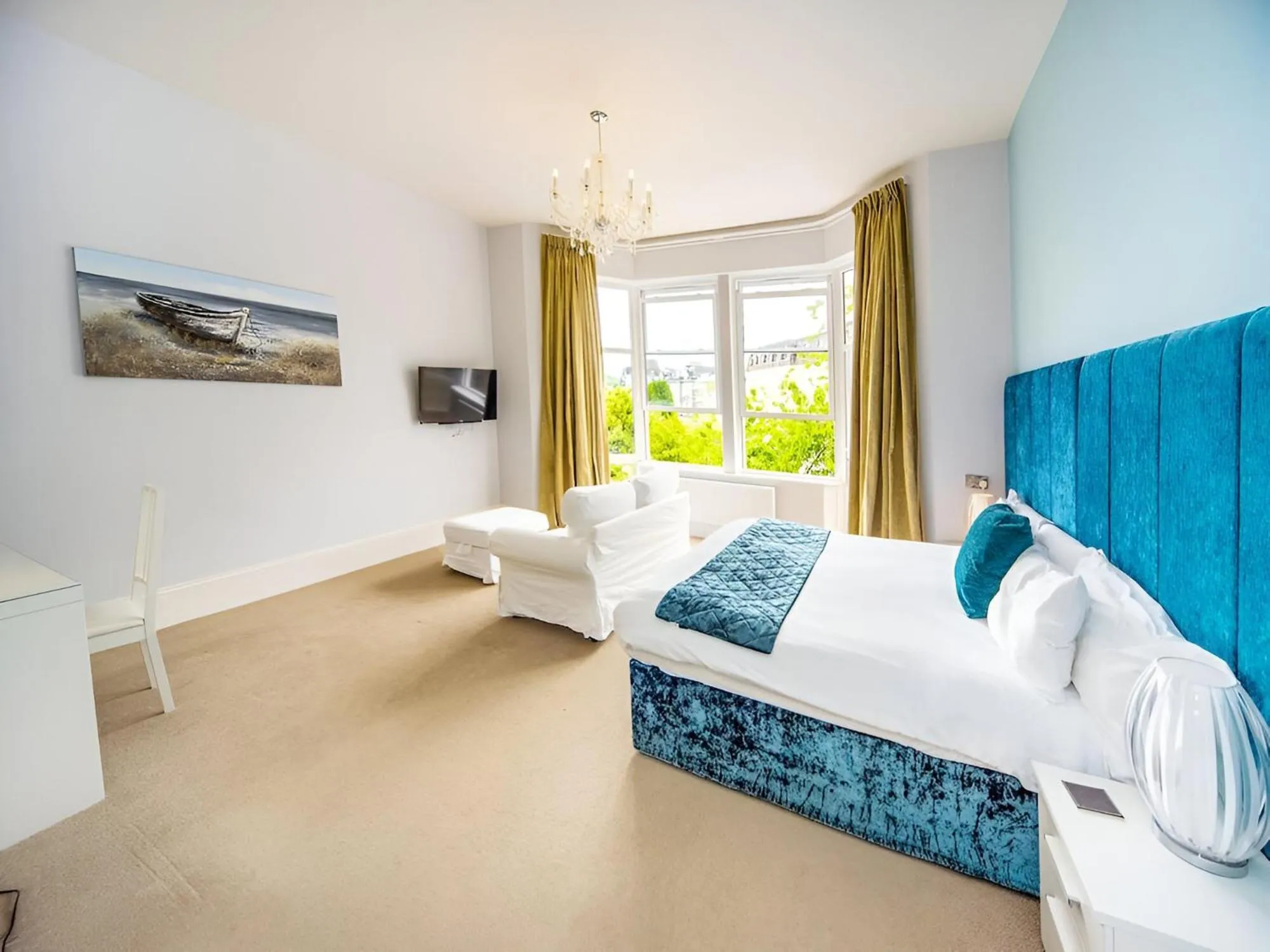 Bedroom, Bed in Crofton House Hotel