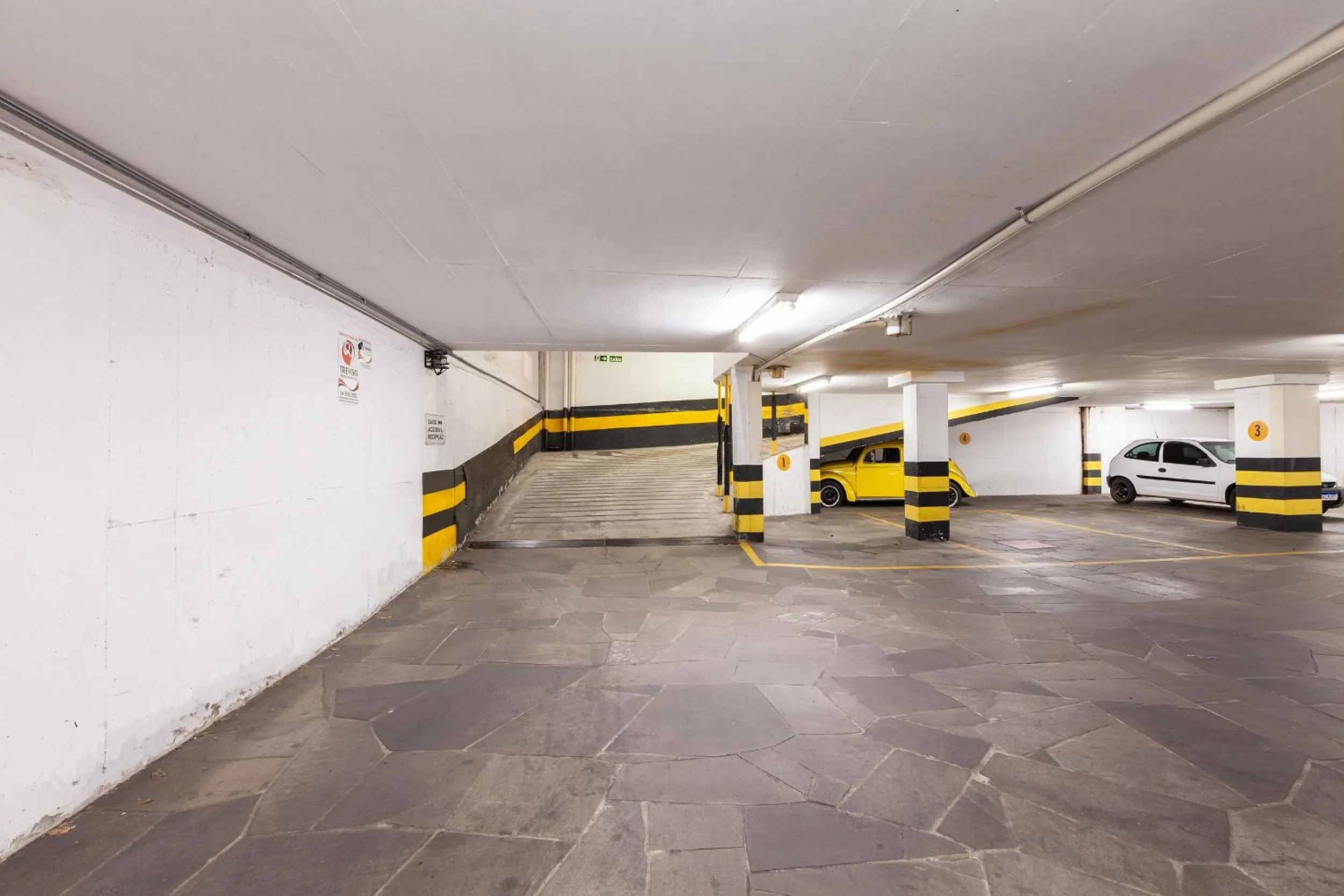 Parking in Tri Hotel & Flat Caxias