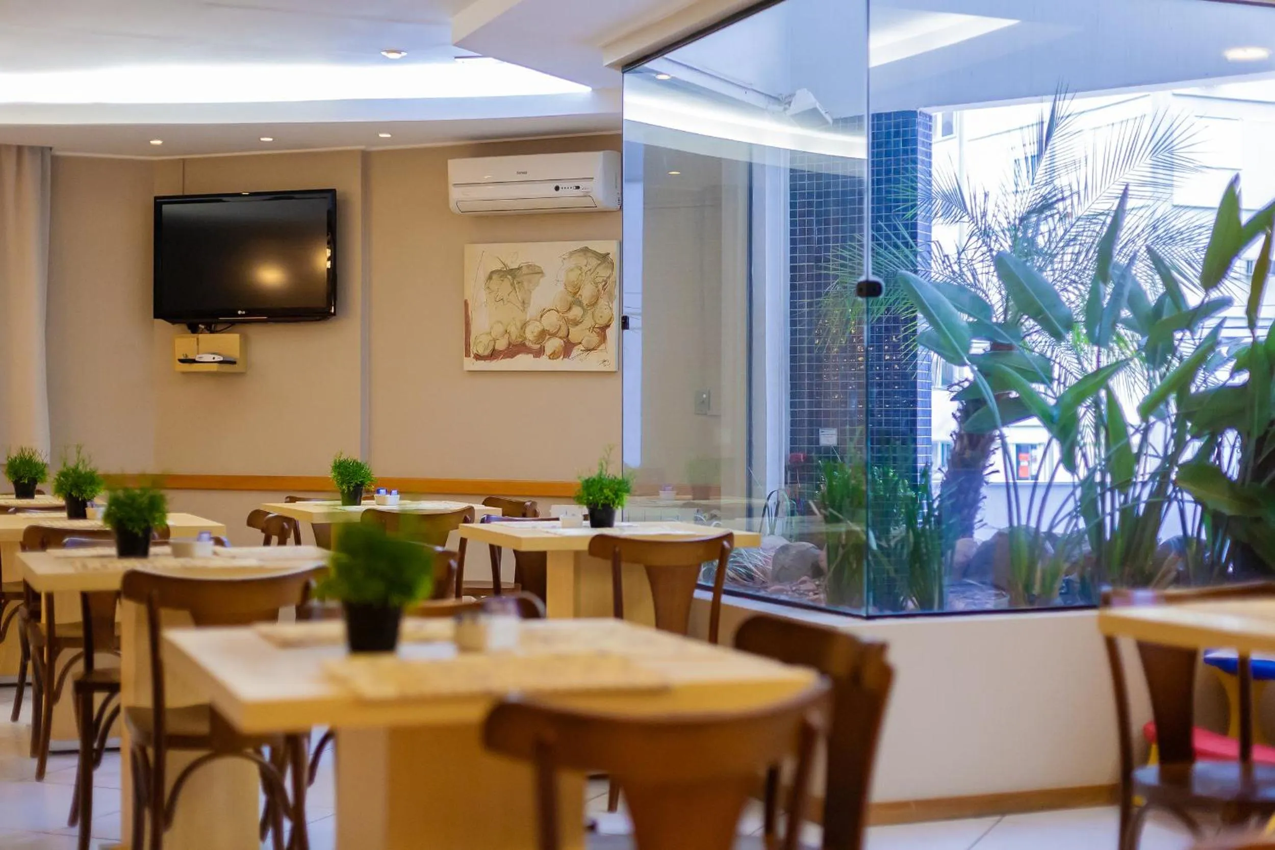 Restaurant/places to eat in Tri Hotel & Flat Caxias