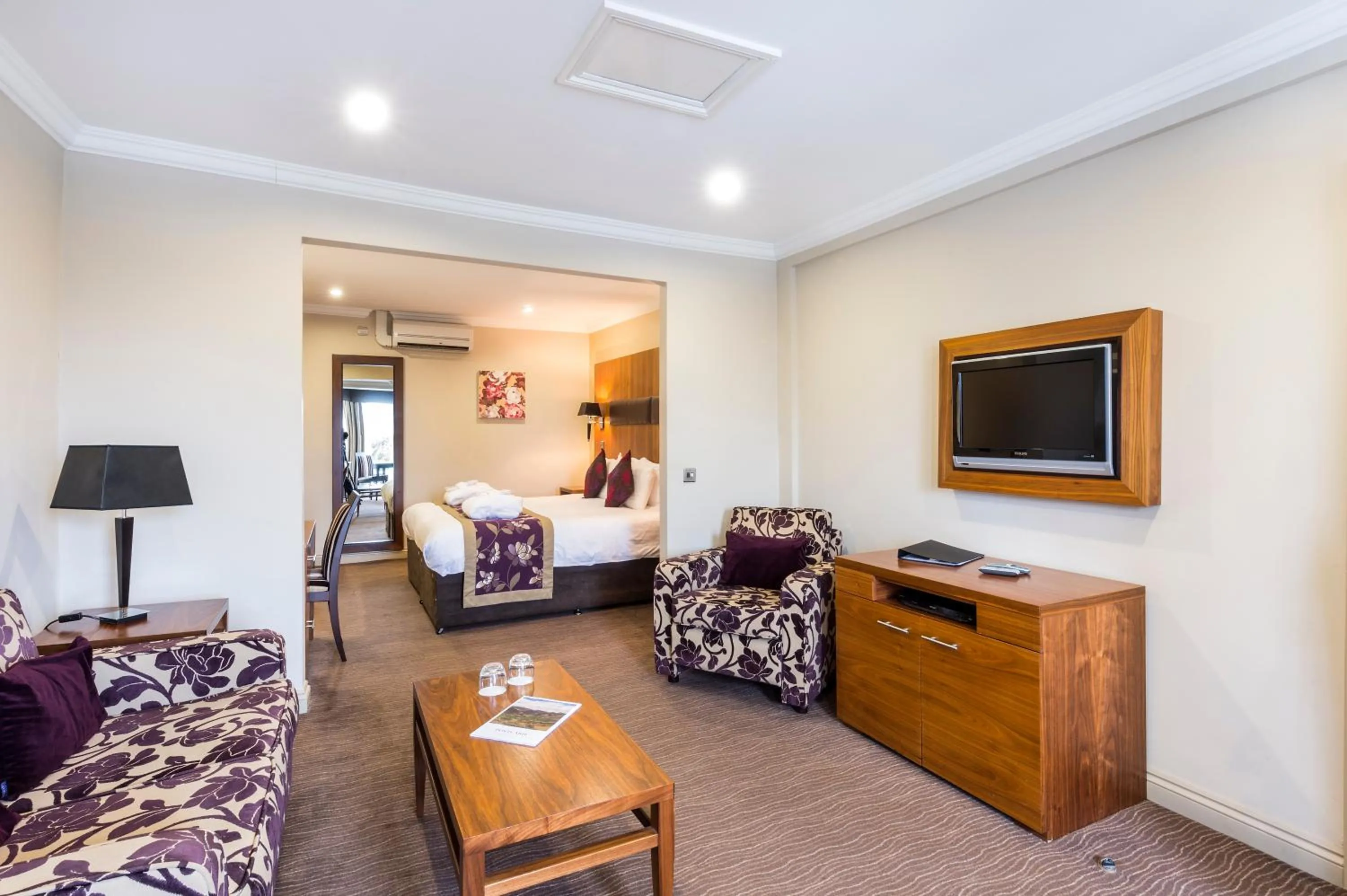 Communal lounge/ TV room, Bed in Ramada by Wyndham Cheltenham