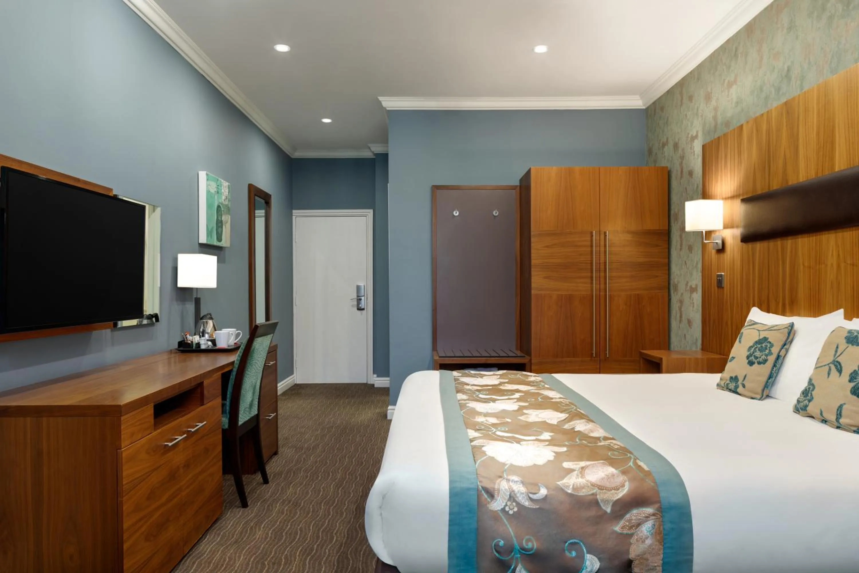 Bedroom, Bed in Ramada by Wyndham Cheltenham