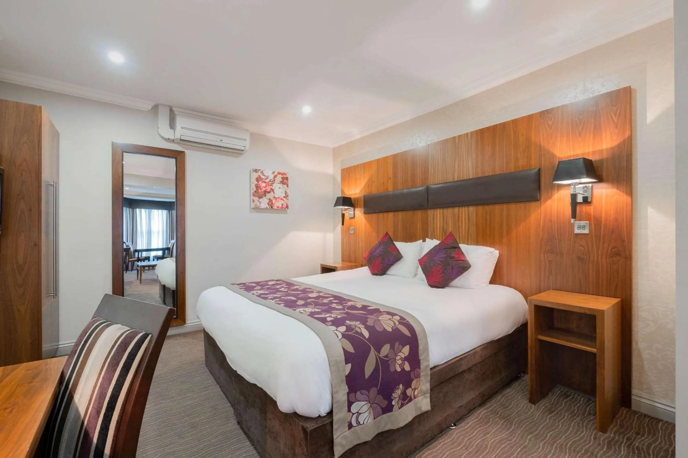 Photo of the whole room, Bed in Ramada by Wyndham Cheltenham