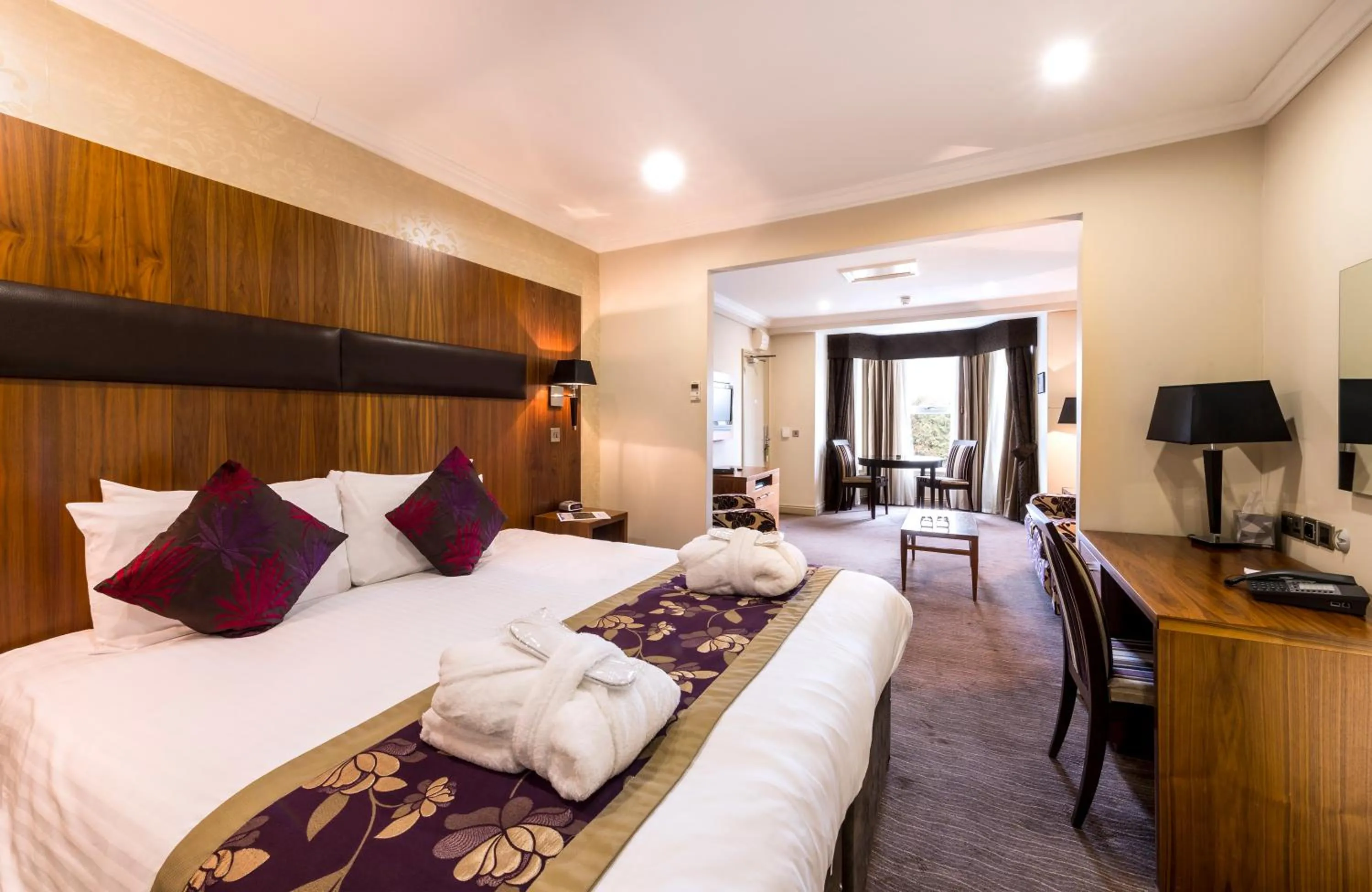 Photo of the whole room, Bed in Ramada by Wyndham Cheltenham