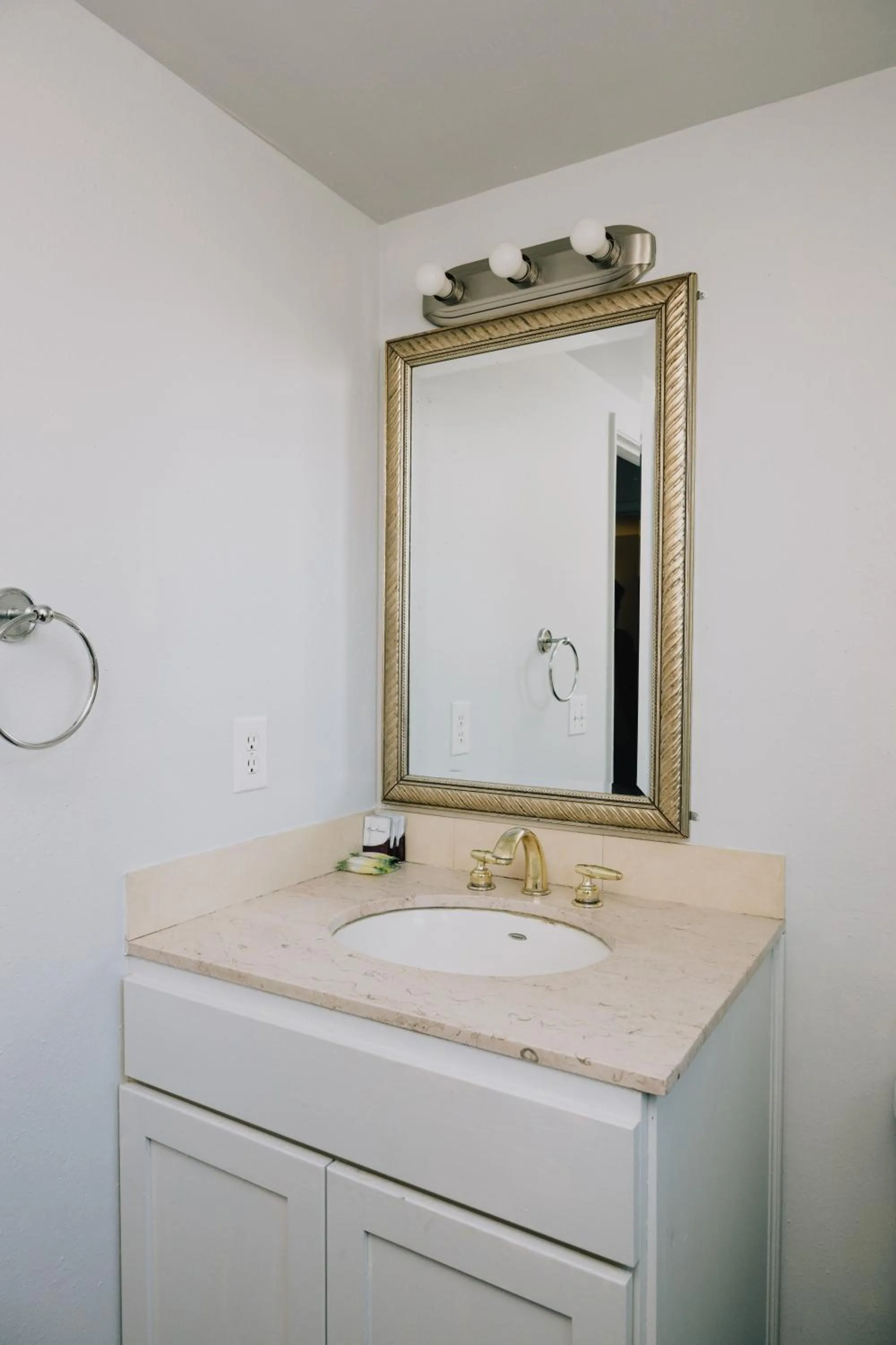 Bathroom in La Hacienda Motel