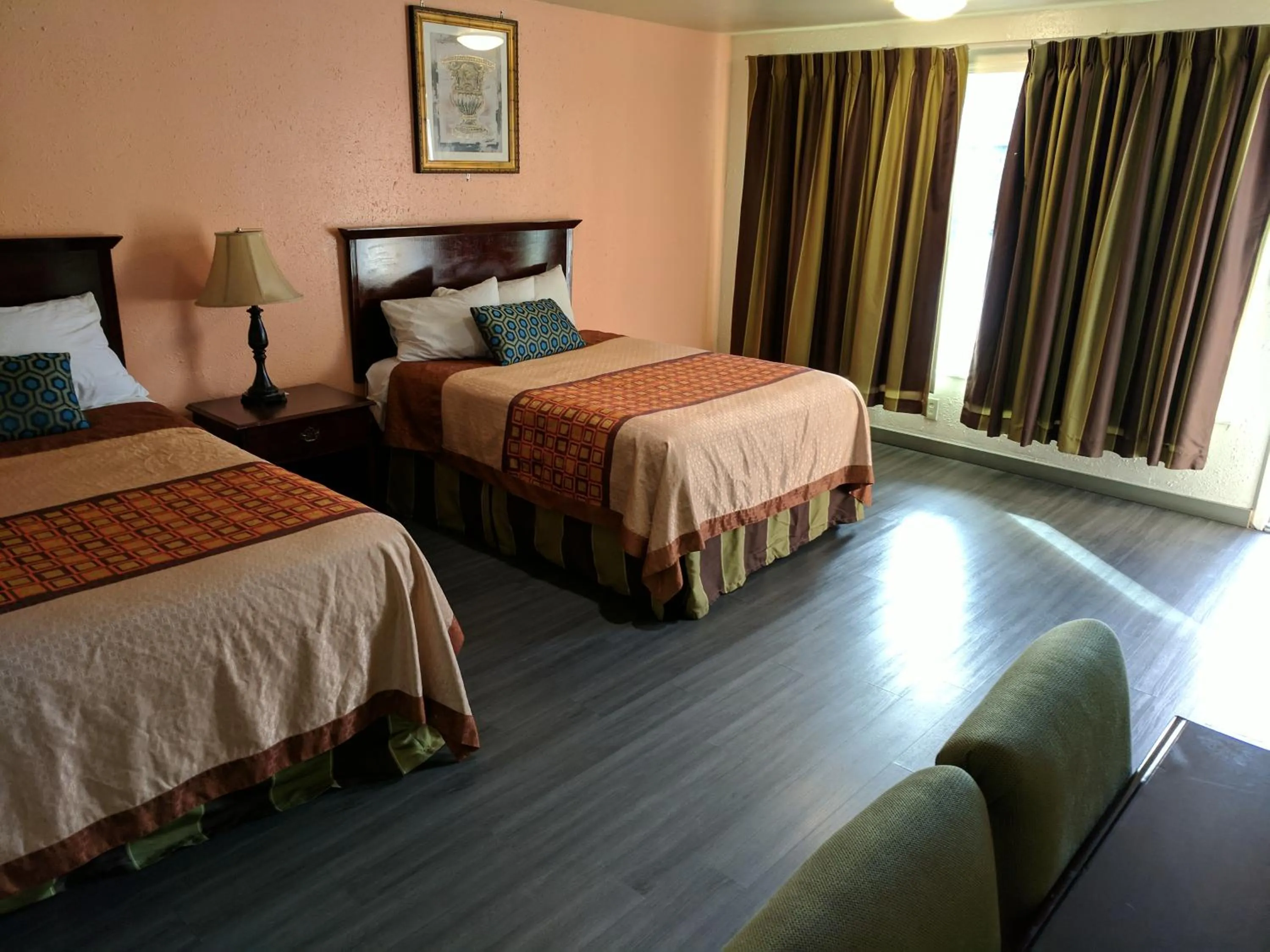 Bedroom, Bed in La Hacienda Motel