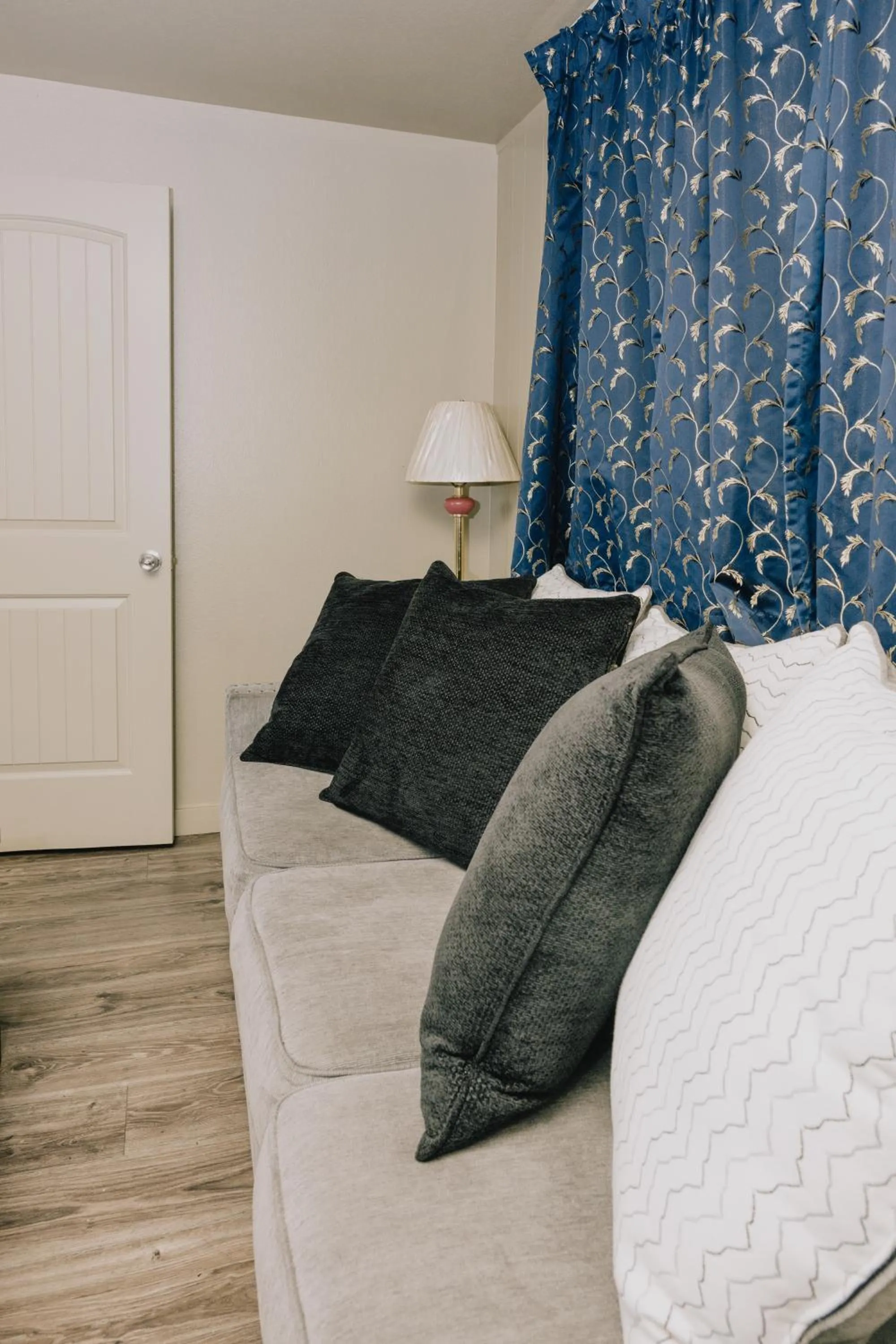 Living room, Bed in La Hacienda Motel