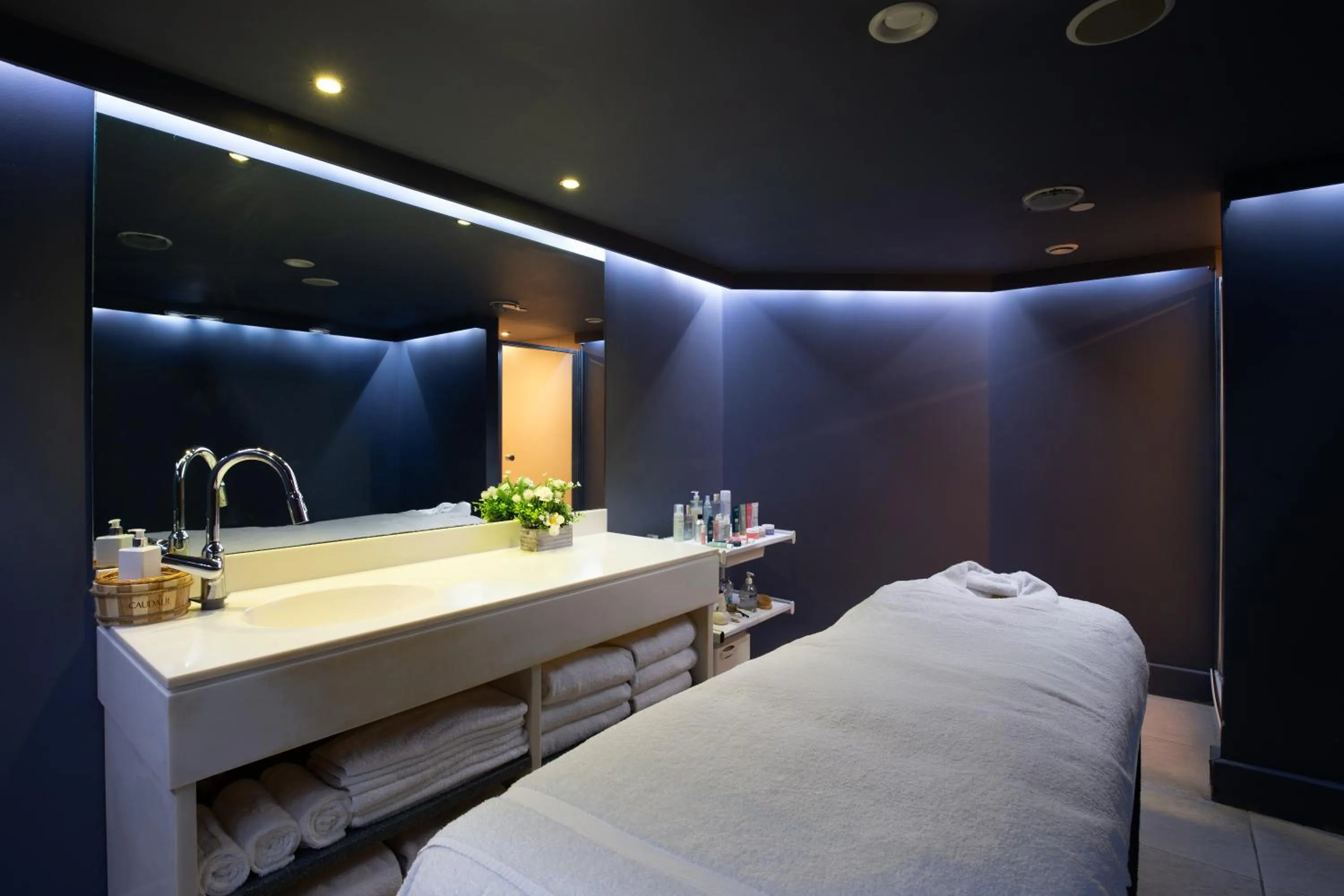 Spa and wellness centre/facilities, Bed in The Chelsea Harbour Hotel and Spa
