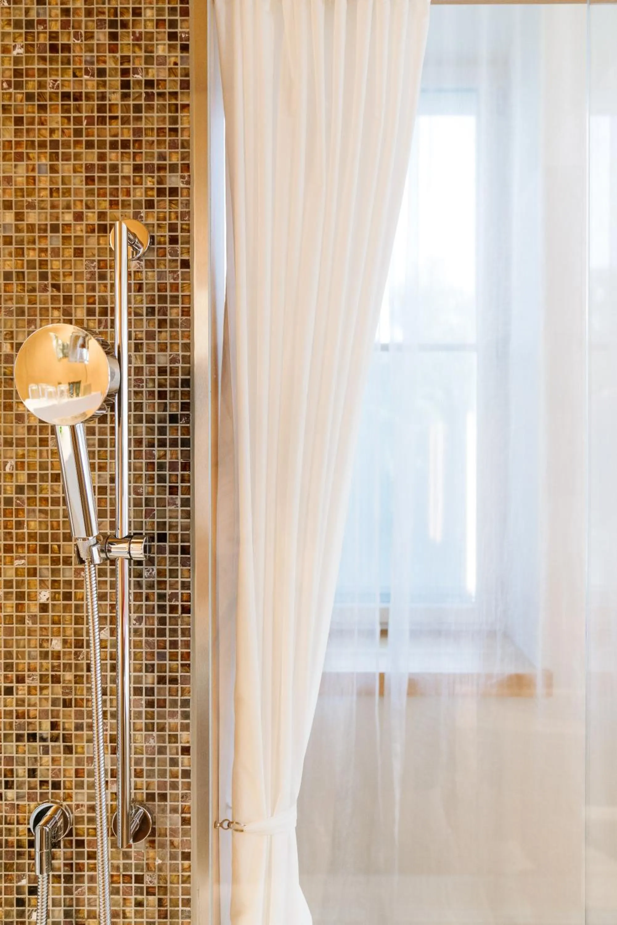 Shower in B2 Hotel Zürich