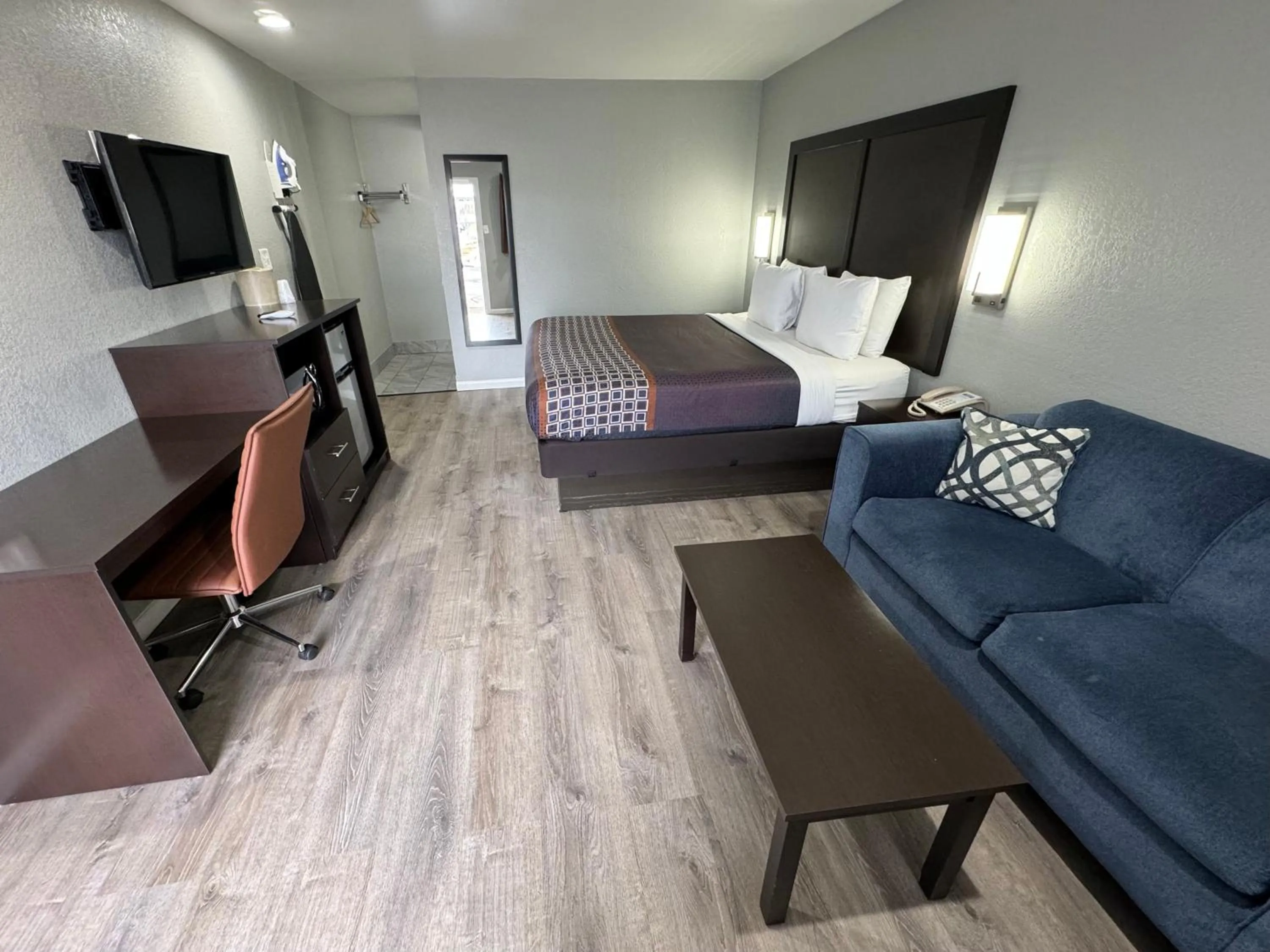 Photo of the whole room in Copper Manor Motel