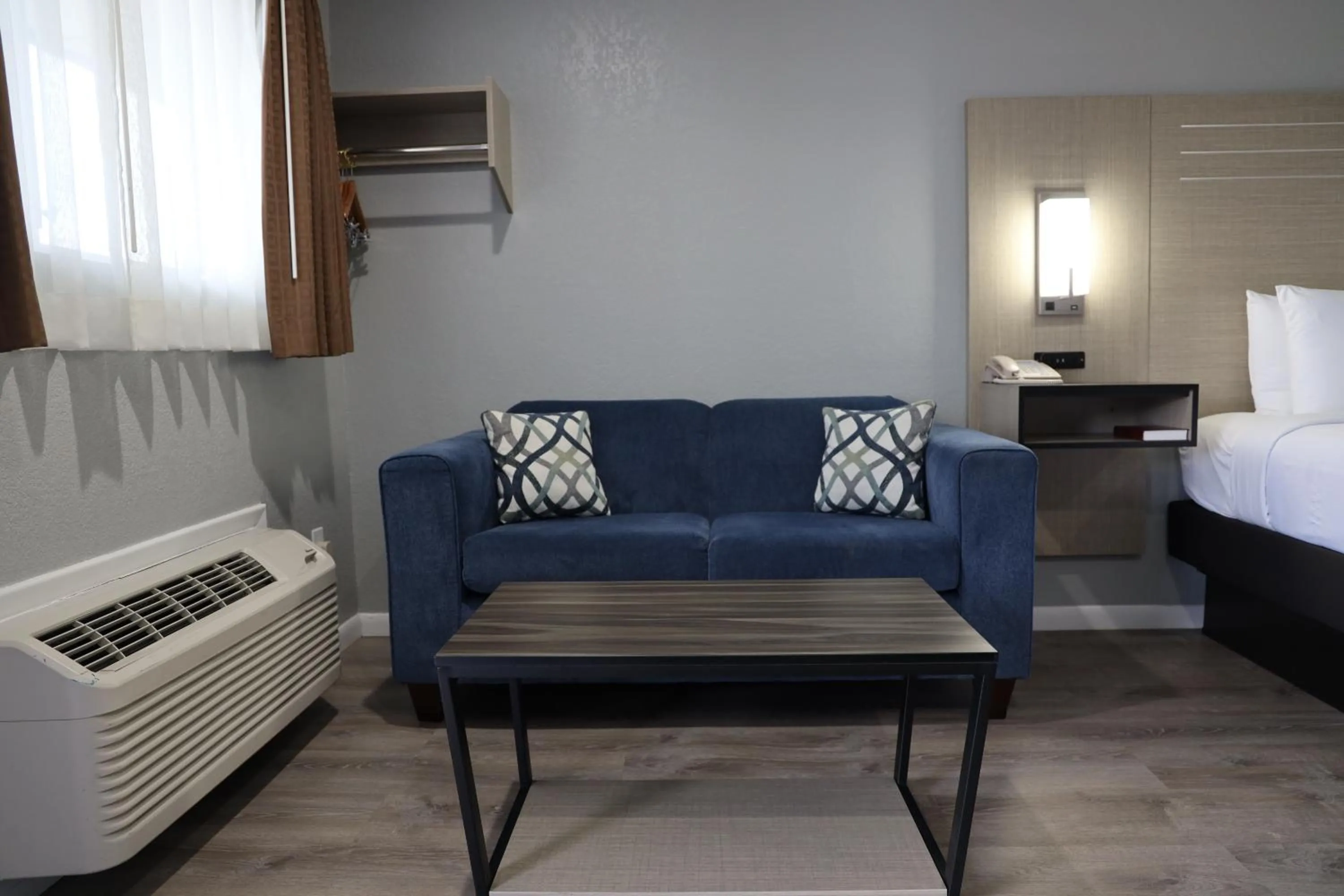 Seating area, Bed in Copper Manor Motel