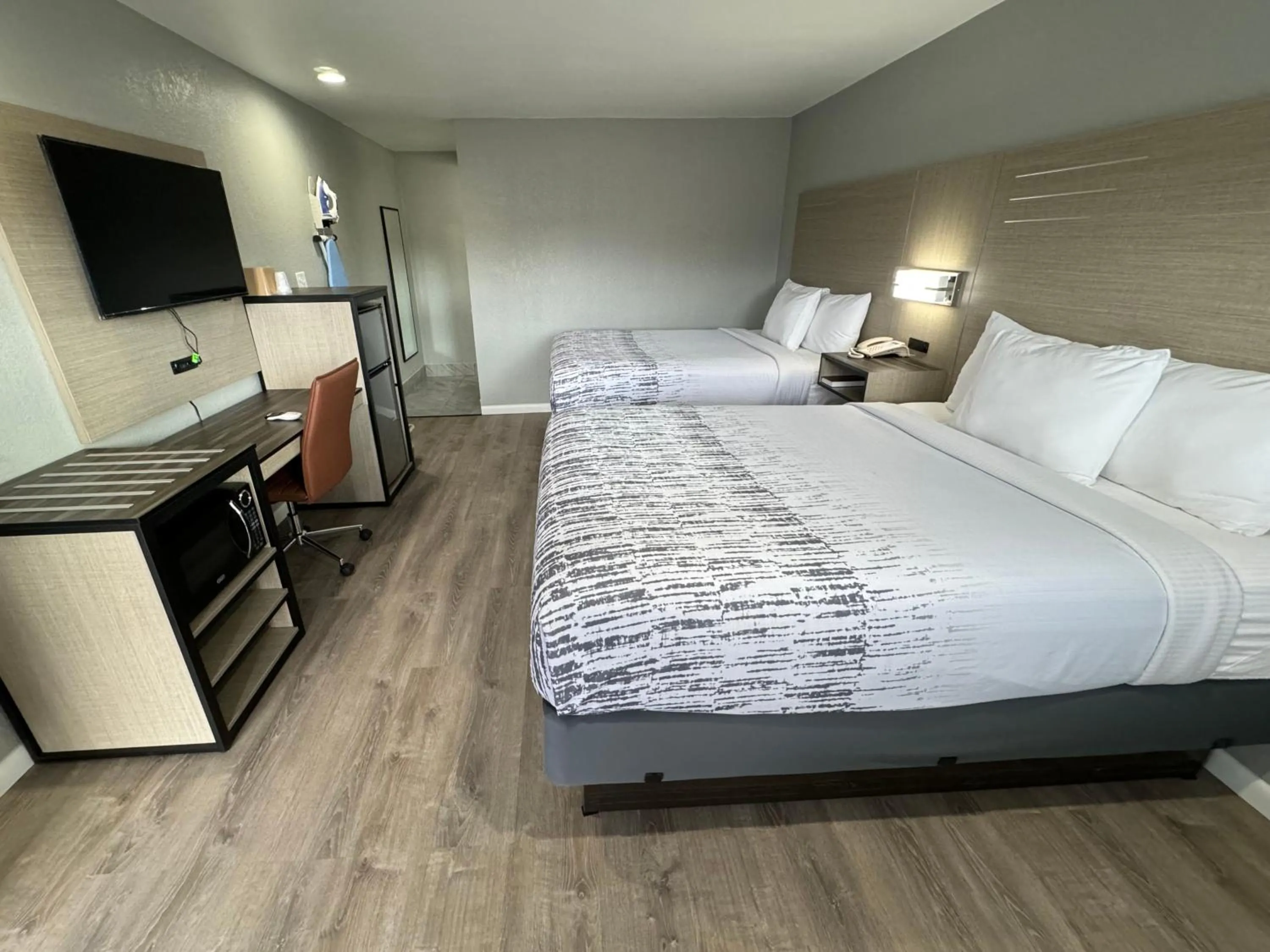 Photo of the whole room, Bed in Copper Manor Motel