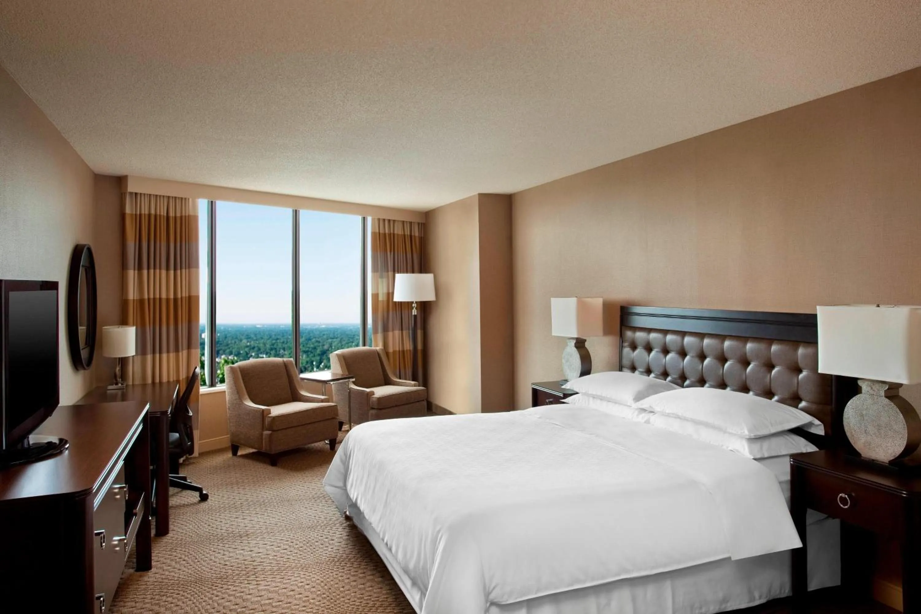 Bedroom, Bed in Sheraton Greensboro