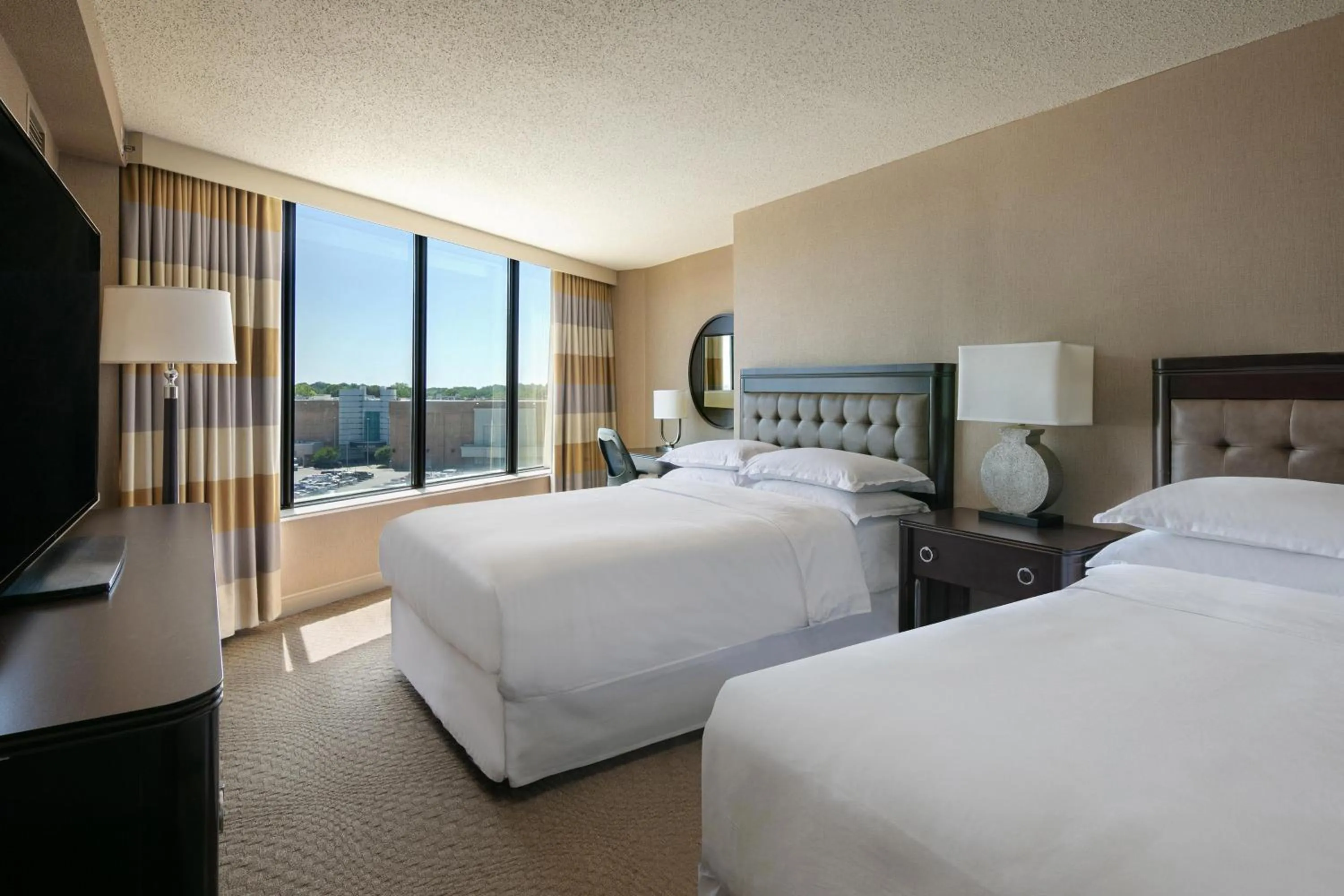 Photo of the whole room, Bed in Sheraton Greensboro