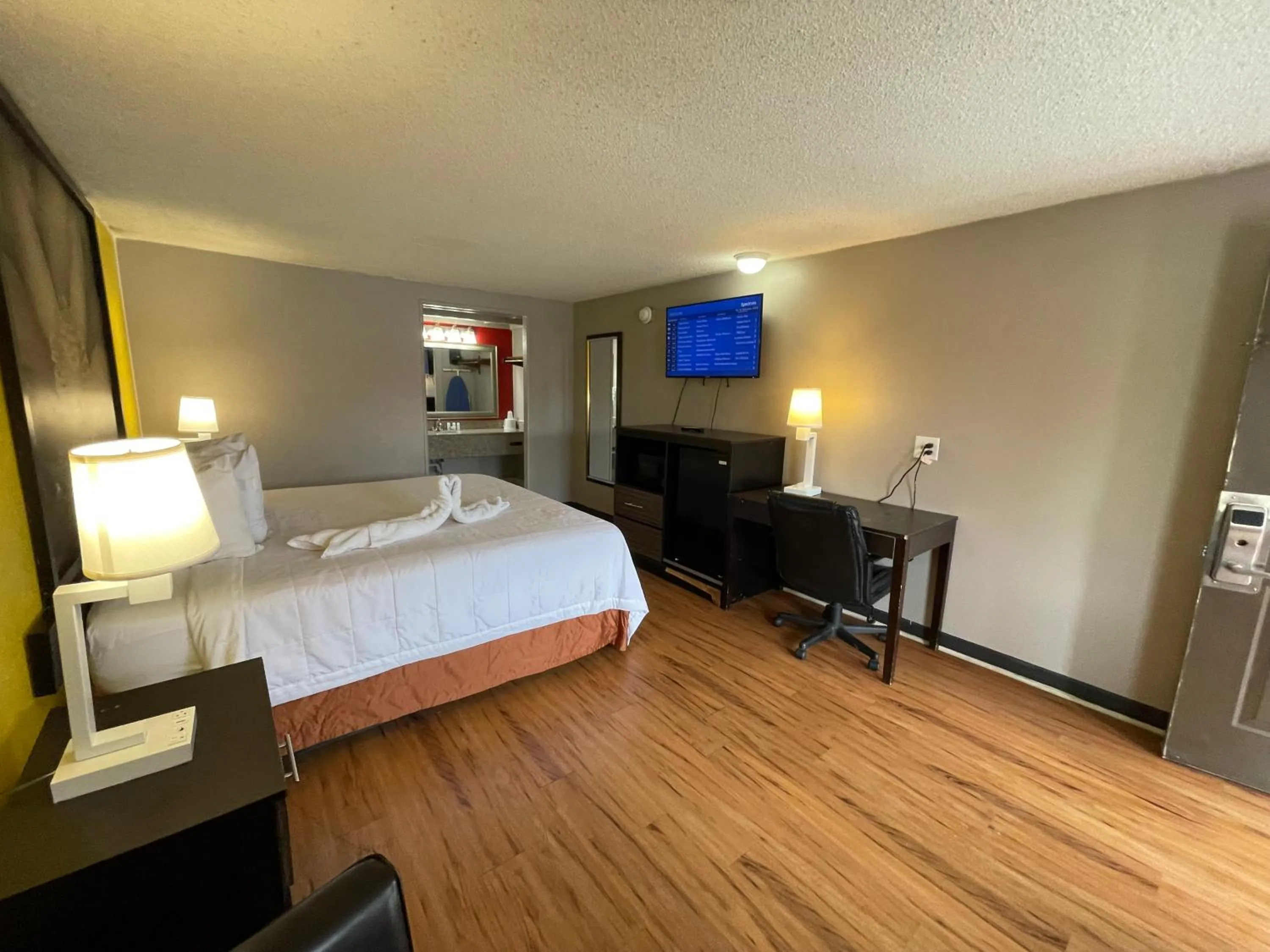 Photo of the whole room, Bed in Super 8 by Wyndham Monroe