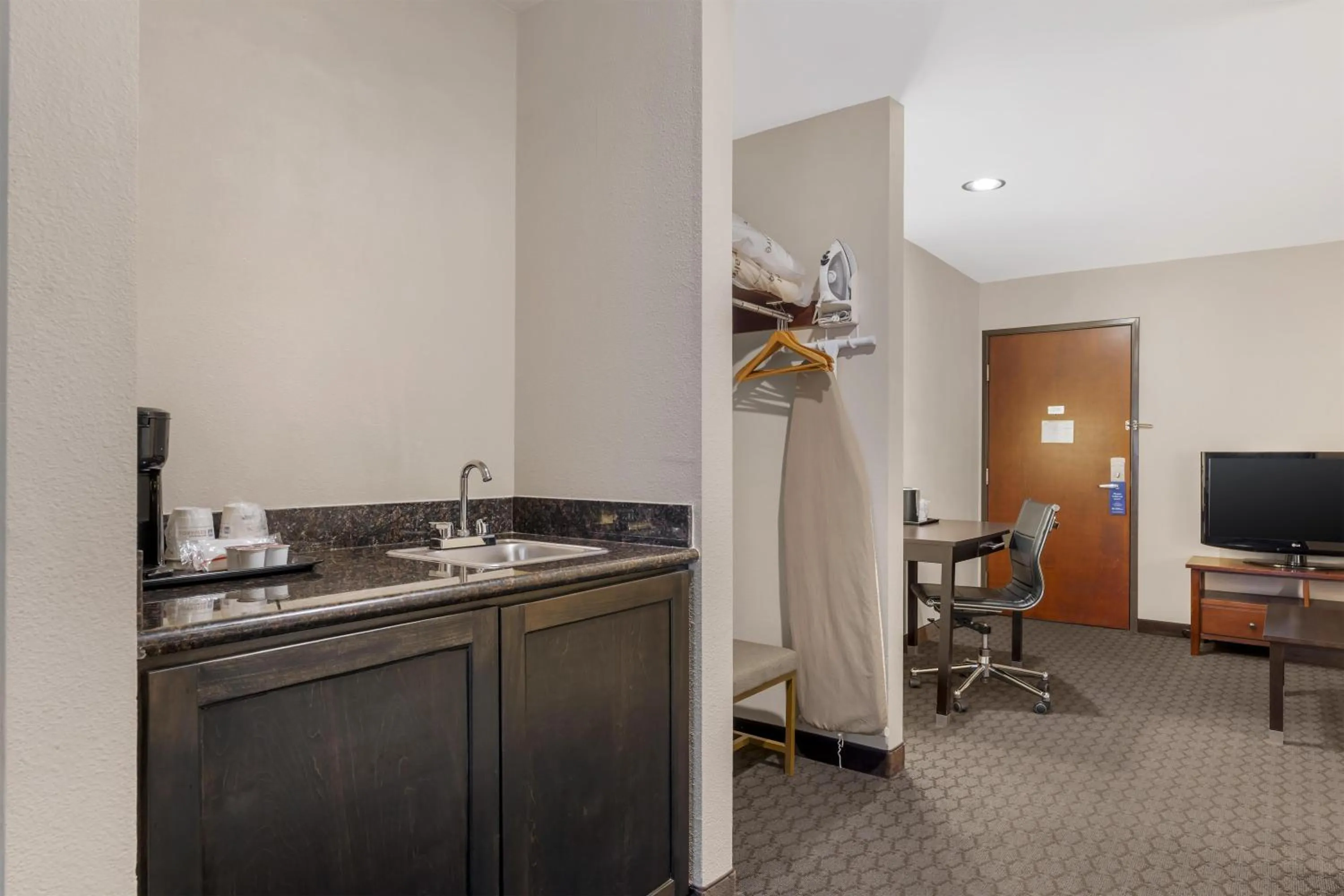 Photo of the whole room in Best Western Sky Valley Inn