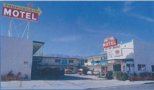 Facade/entrance in Thunderbird Motel
