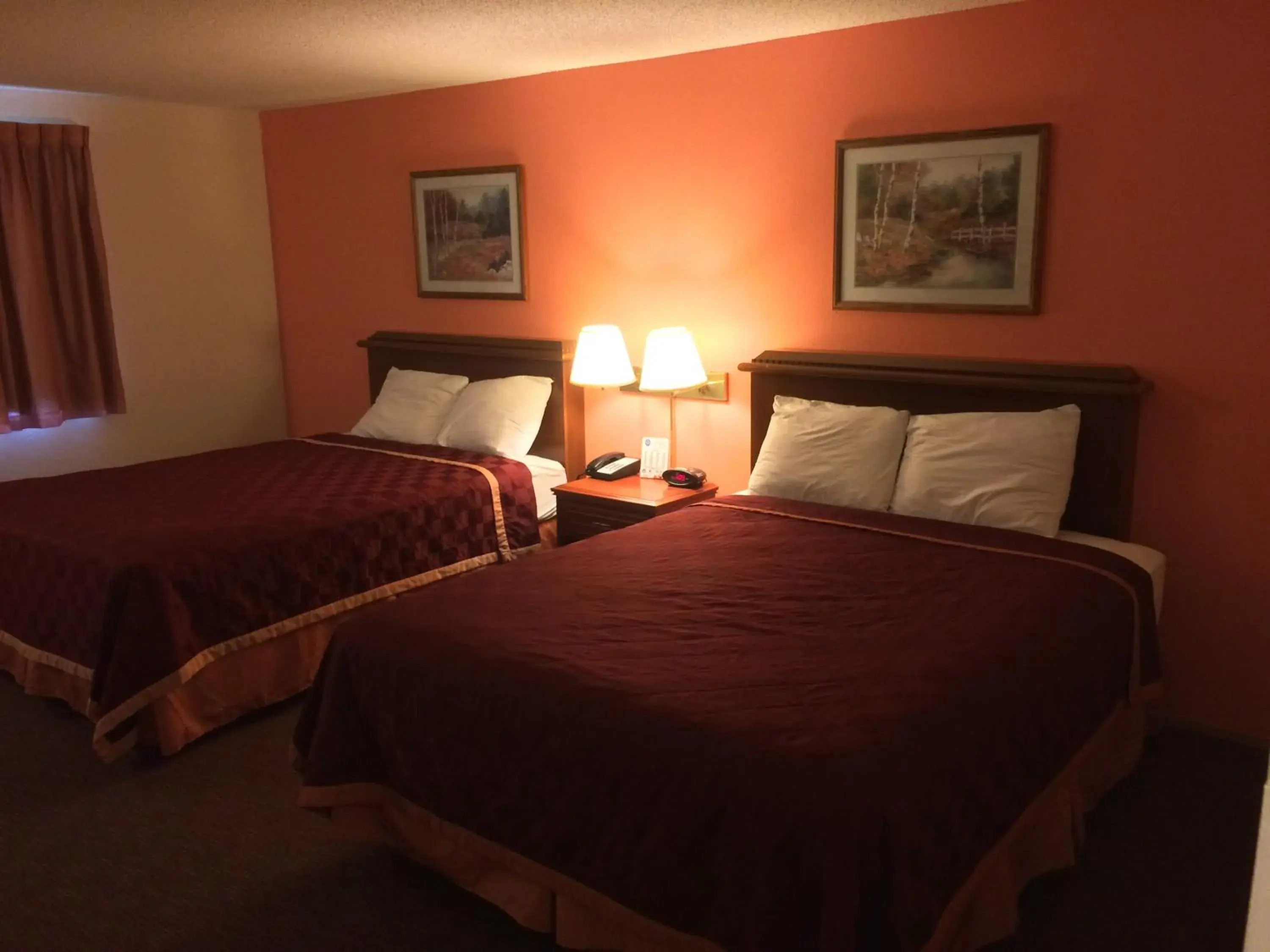 Queen Room with Two Queen Beds - single occupancy in King Oscar Motel Centralia Queen Room with Two Queen Beds - single occupancy in King Oscar Motel Centralia