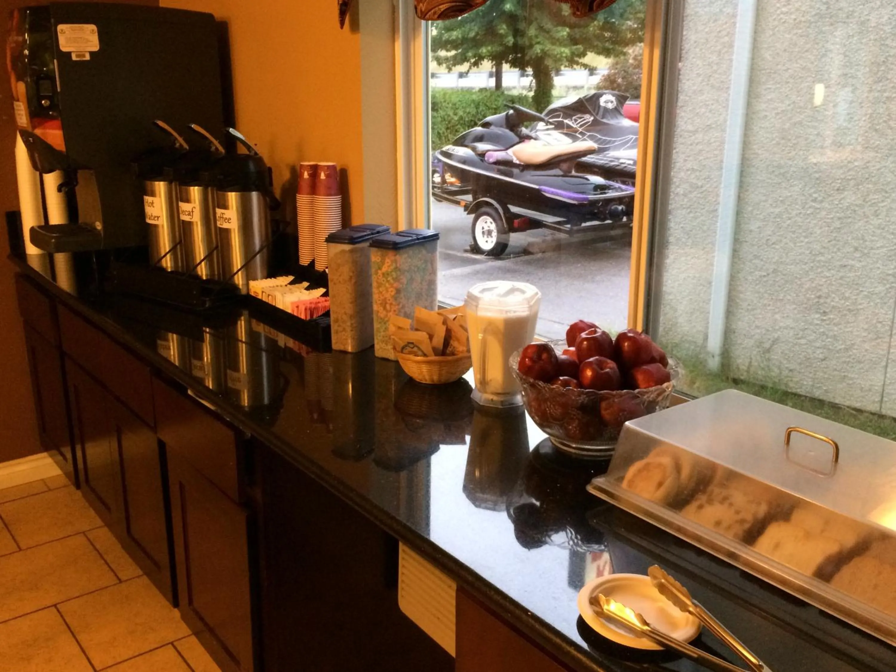 Continental breakfast in King Oscar Motel Centralia