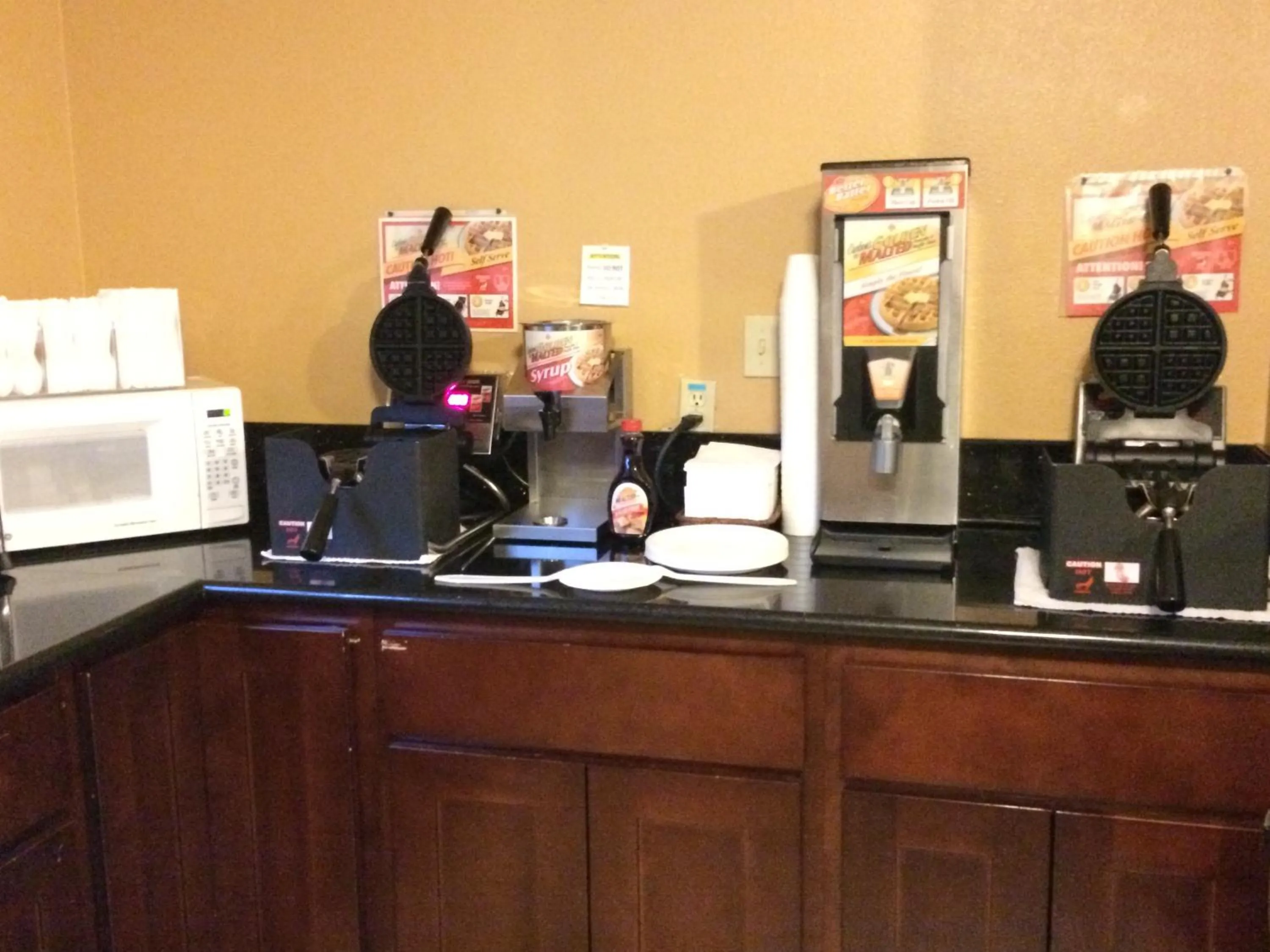Continental breakfast in King Oscar Motel Centralia