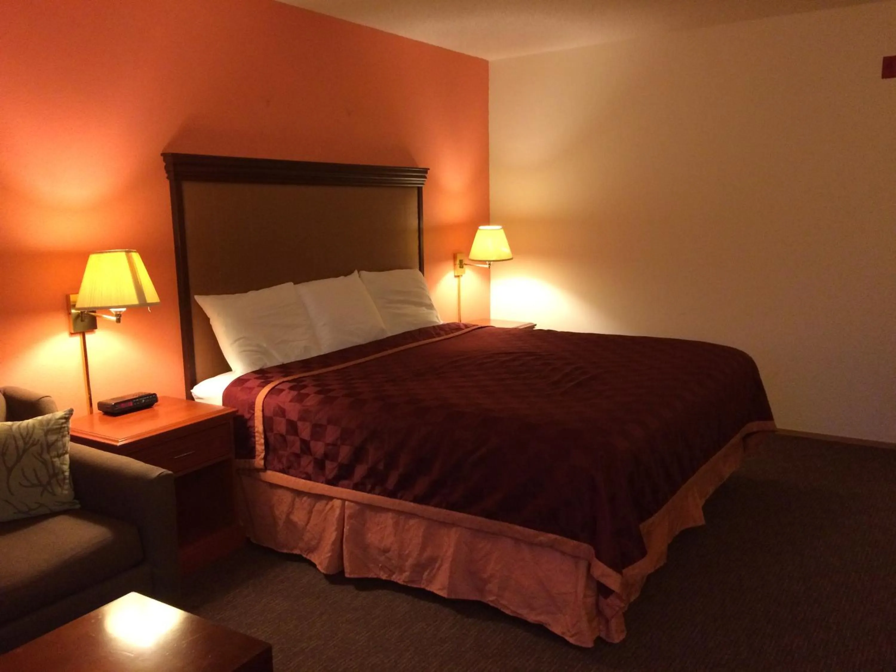 Photo of the whole room, Bed in King Oscar Motel Centralia